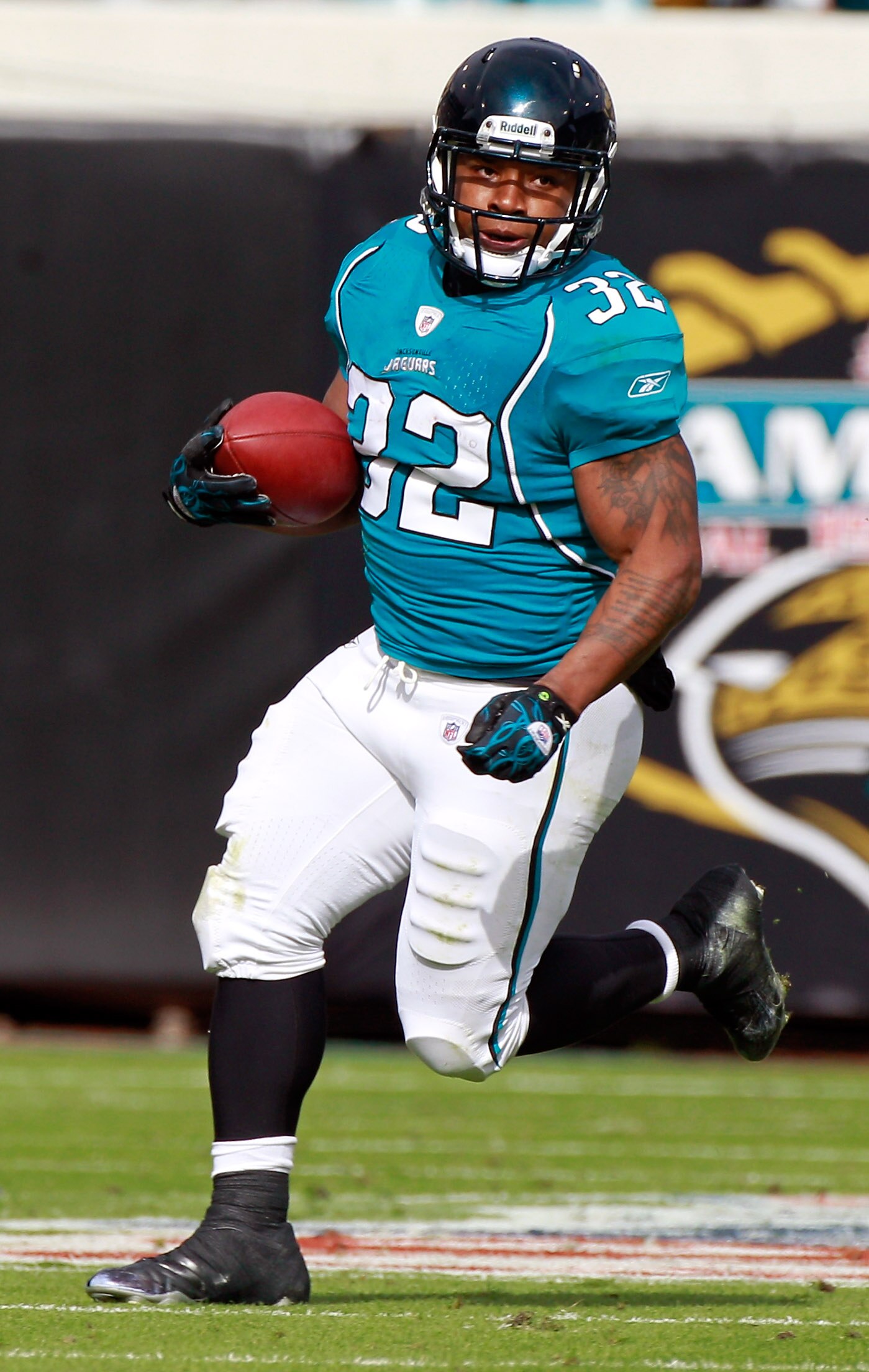 JACKSONVILLE, FL - DECEMBER 12:  Maurice Jones-Drew #32 of the Jacksonville Jaguars runs for yardage during the game against the Oakland Raiders during the game at EverBank Field on December 12, 2010 in Jacksonville, Florida.  (Photo by Sam Greenwood/Gett
