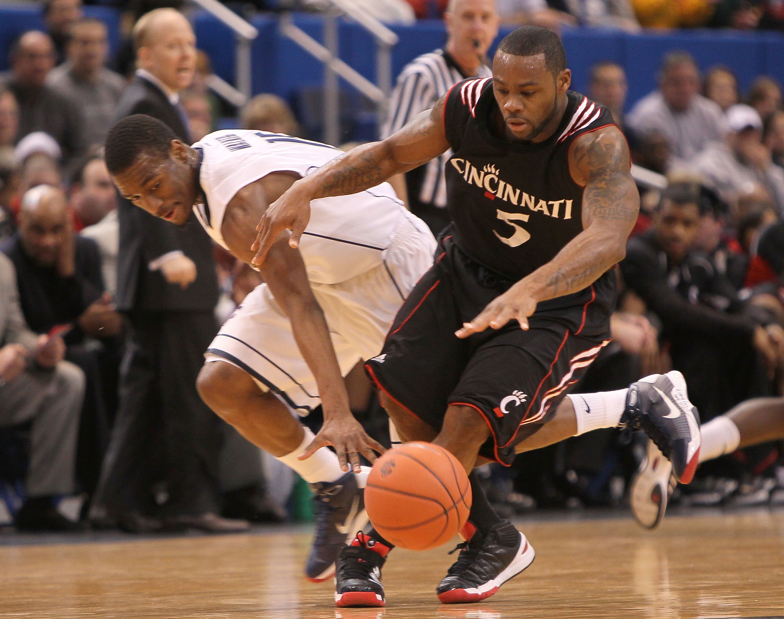 HARTFORD, CT - FEBRUARY 13: Kemba Walker #15 of the Connecticut Huskies battles against Deonta Vaughn #5 of the Cincinnati Bearcats at the XL Center on February 13, 2010 in Hartford, Connecticut. (Photo by Jim Rogash/Getty Images) HARTFORD, CT - FEBRUARY 13: Kemba Walker #15 of the Connecticut Huskies battles against Deonta Vaughn #5 of the Cincinnati Bearcats at the XL Center on February 13, 2010 in Hartford, Connecticut. (Photo by Jim Rogash/Getty Images)