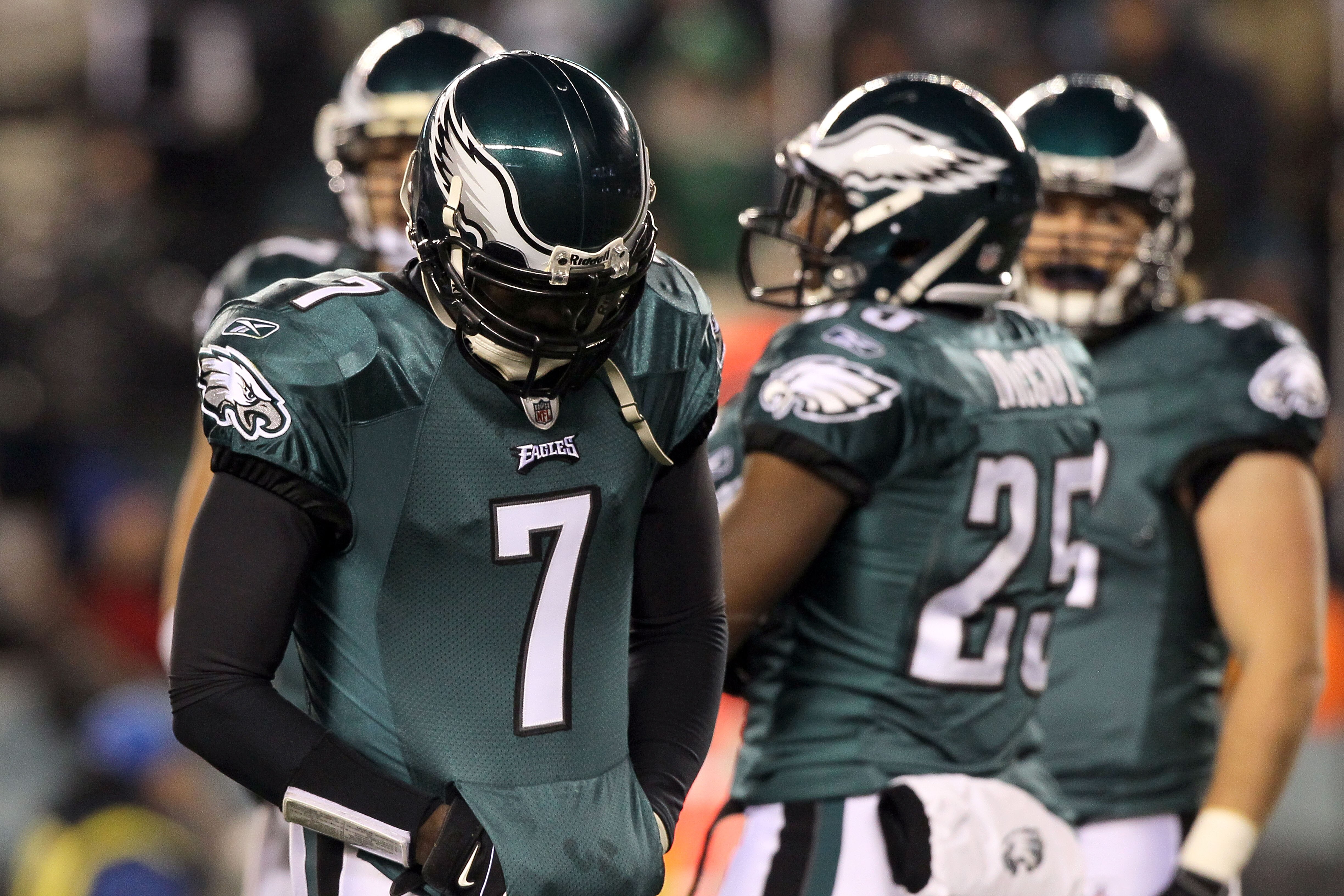 PHILADELPHIA, PA - DECEMBER 28:  Michael Vick #7 of the Philadelphia Eagles in action against the Minnesota Vikings at Lincoln Financial Field on December 26, 2010 in Philadelphia, Pennsylvania.  (Photo by Jim McIsaac/Getty Images)