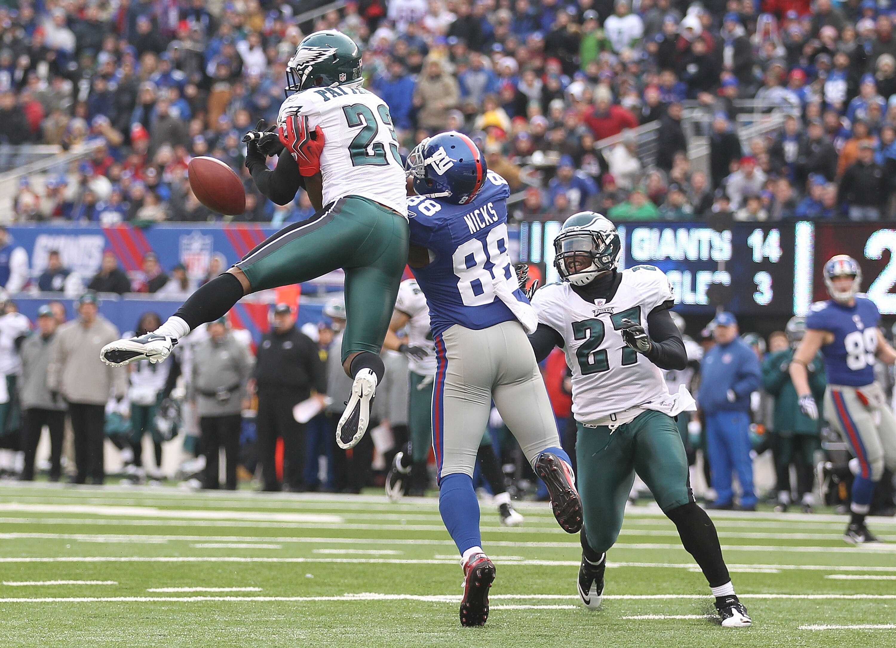 EAST RUTHERFORD, NJ - DECEMBER 19:  Hakeem Nicks #88 of the New York Giants has a pass broken up by Dimitri Patterson #23 of the Philadelphia Eagles during their game on December 19, 2010 at The New Meadowlands Stadium in East Rutherford, New Jersey.  (Ph