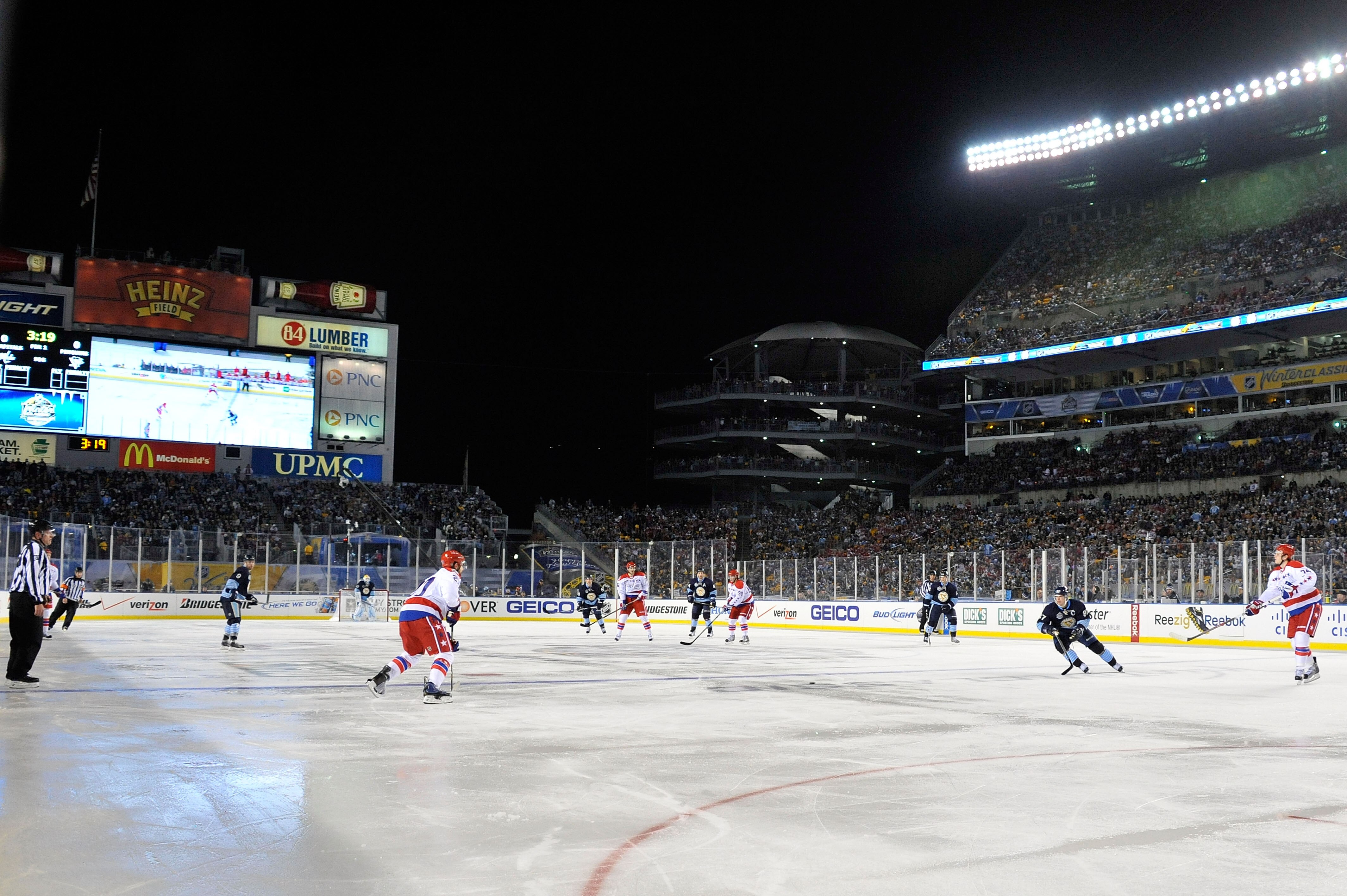 PITTSBURGH, PA - JANUARY 01:  The Washington Capitals take on the Pittsburgh Penguins during the 2011 NHL Bridgestone Winter Classic at Heinz Field on January 1, 2011 in Pittsburgh, Pennsylvania. Washington won 3-1. (Photo by Jamie Sabau/Getty Images)