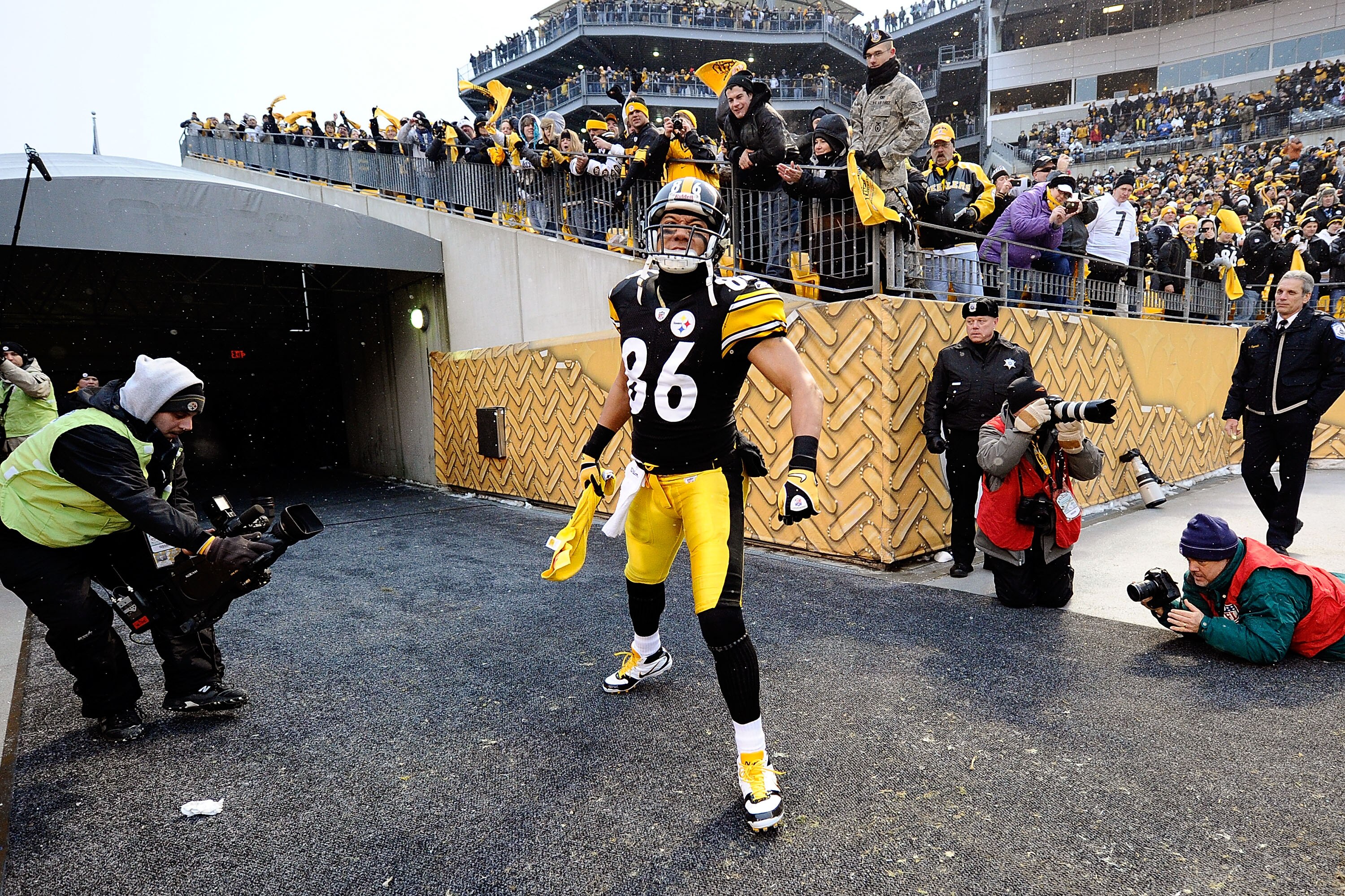 PITTSBURGH, PA - DECEMBER 19:  Hines Ward #86 of the Pittsburgh Steelers enters the stadium before the game against the New York Jets at Heinz Field on December 19, 2010 in Pittsburgh, Pennsylvania.  (Photo by Karl Walter/Getty Images)