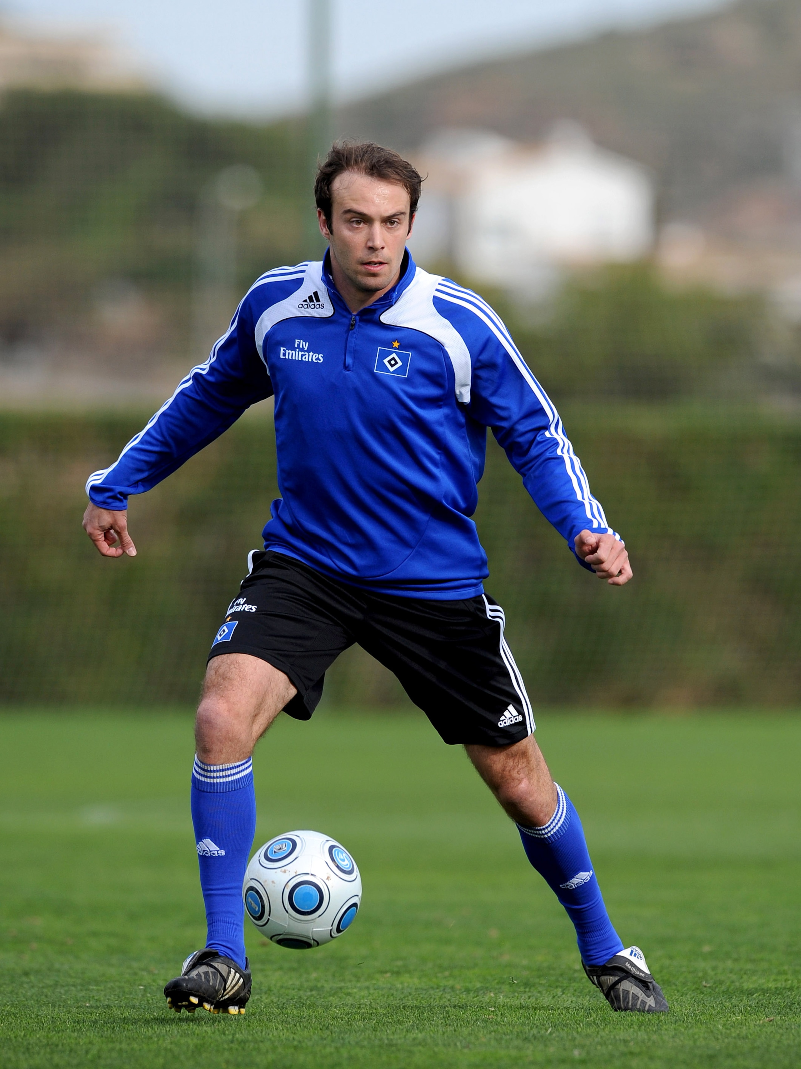 LA MANGA, SPAIN - JANUARY 13:  Joris Mathijsen of Hamburger SV controls the ball during his team's training session on January 13, 2009 in La Manga, Spain.  (Photo by Jasper Juinen/Getty Images)