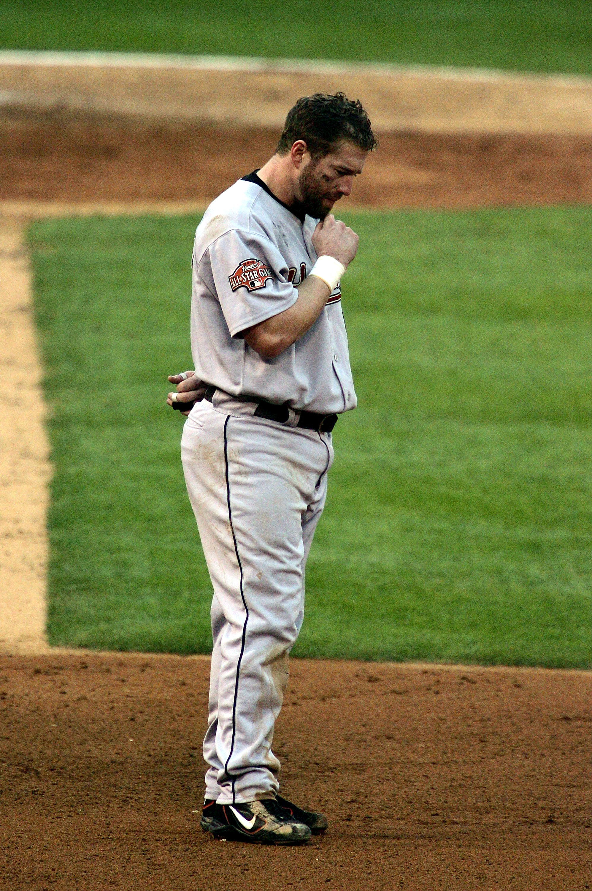 ST LOUIS - OCTOBER 20:  Jeff Bagwell #5 of the Houston Astros stands during the singing of 'God Bless America' in Game 6 of the National League Championship Series against the St. Louis Cardinals October 20, 2004 at Busch Stadium in St. Louis, Missouri.