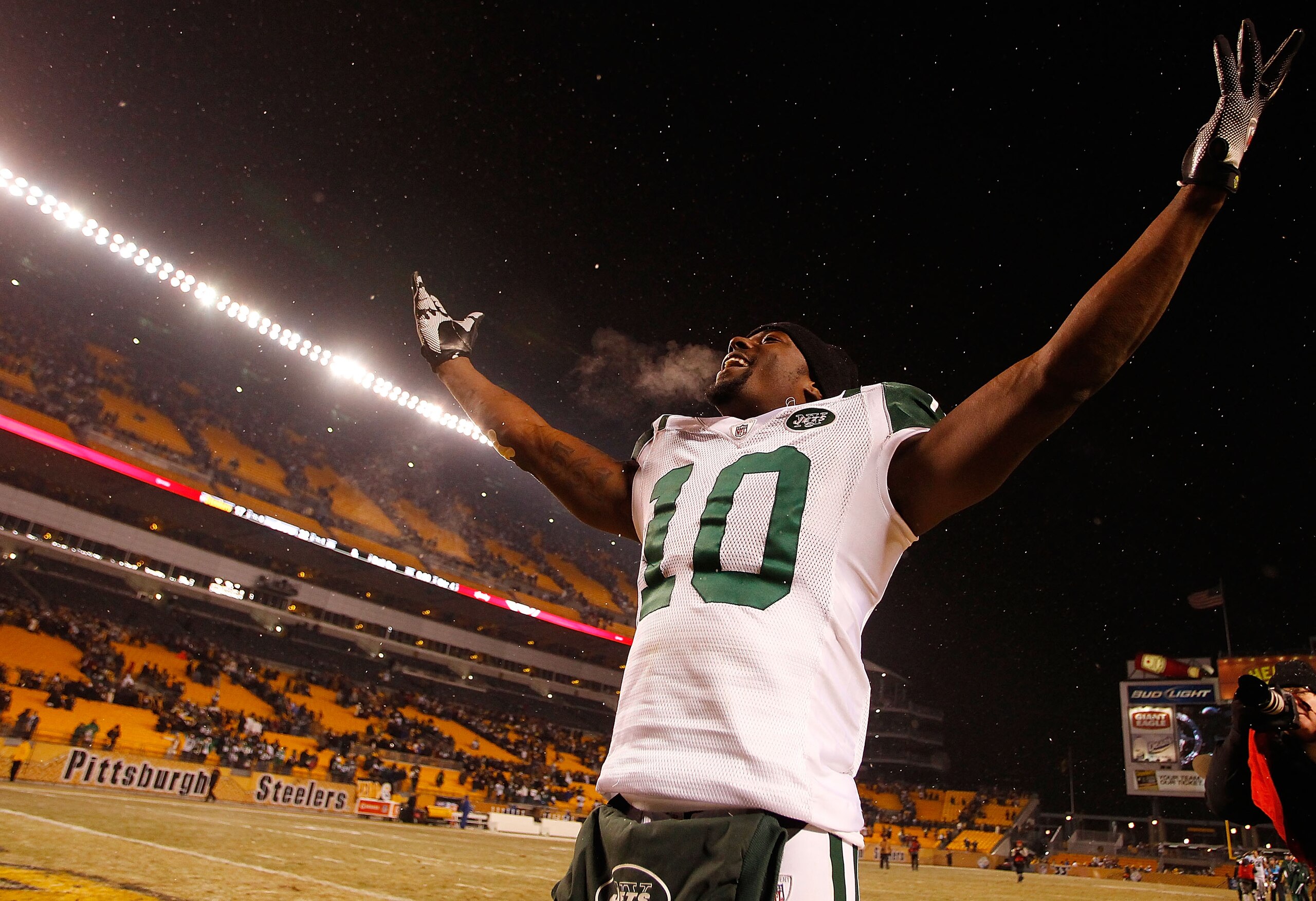 PITTSBURGH - DECEMBER 19:  Santonio Holmes #10 of the New York Jets gestures to the crowd following their win against the Pittsburgh Steelers on December 19, 2010 at Heinz Field in Pittsburgh, Pennsylvania.  (Photo by Jared Wickerham/Getty Images)