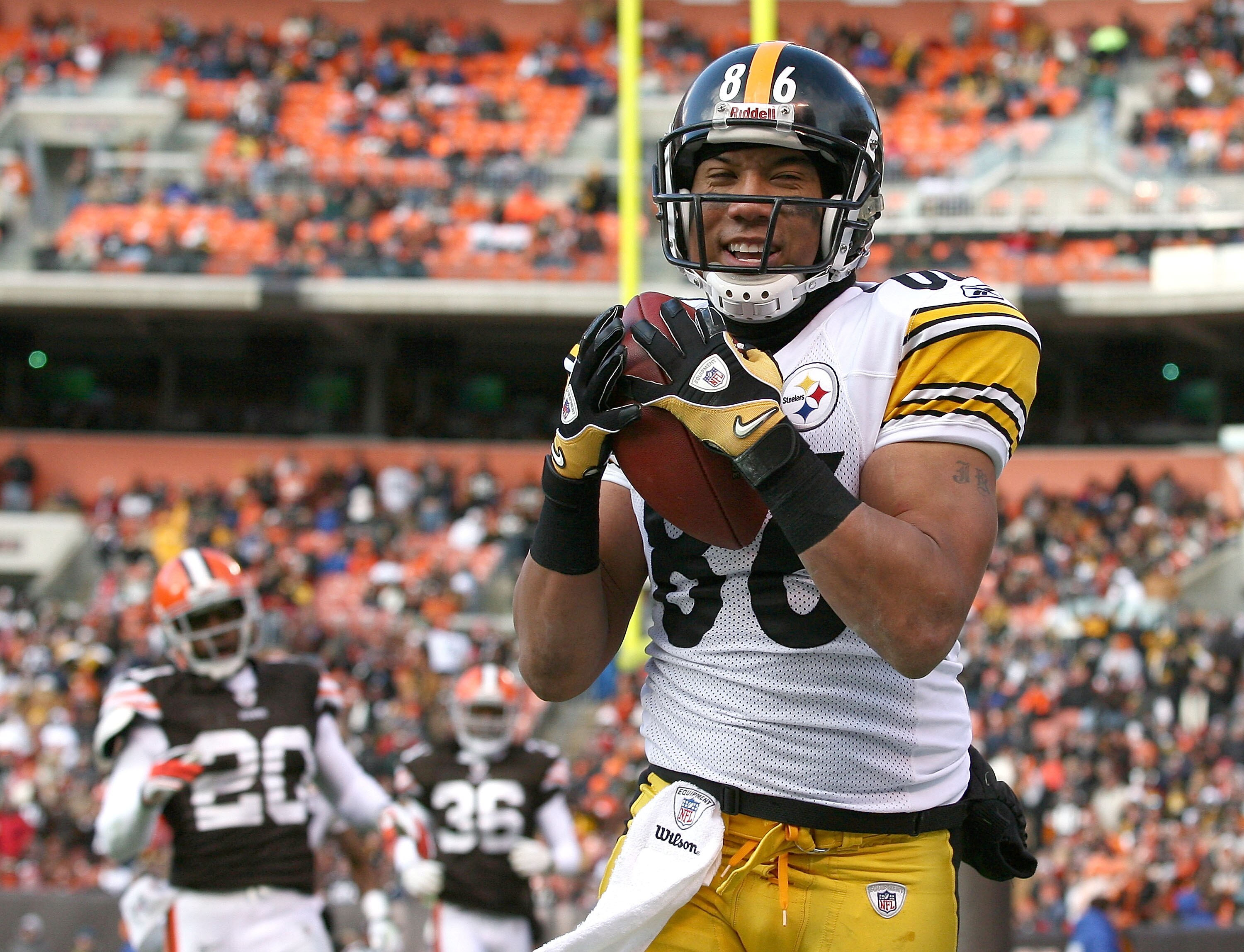 CLEVELAND, OH - JANUARY 02:  Wide receiver Hines Ward #86 of the Pittsburgh Steelers catches a touchdown pass against the Cleveland Browns at Cleveland Browns Stadium on January 2, 2011 in Cleveland, Ohio.  (Photo by Matt Sullivan/Getty Images)