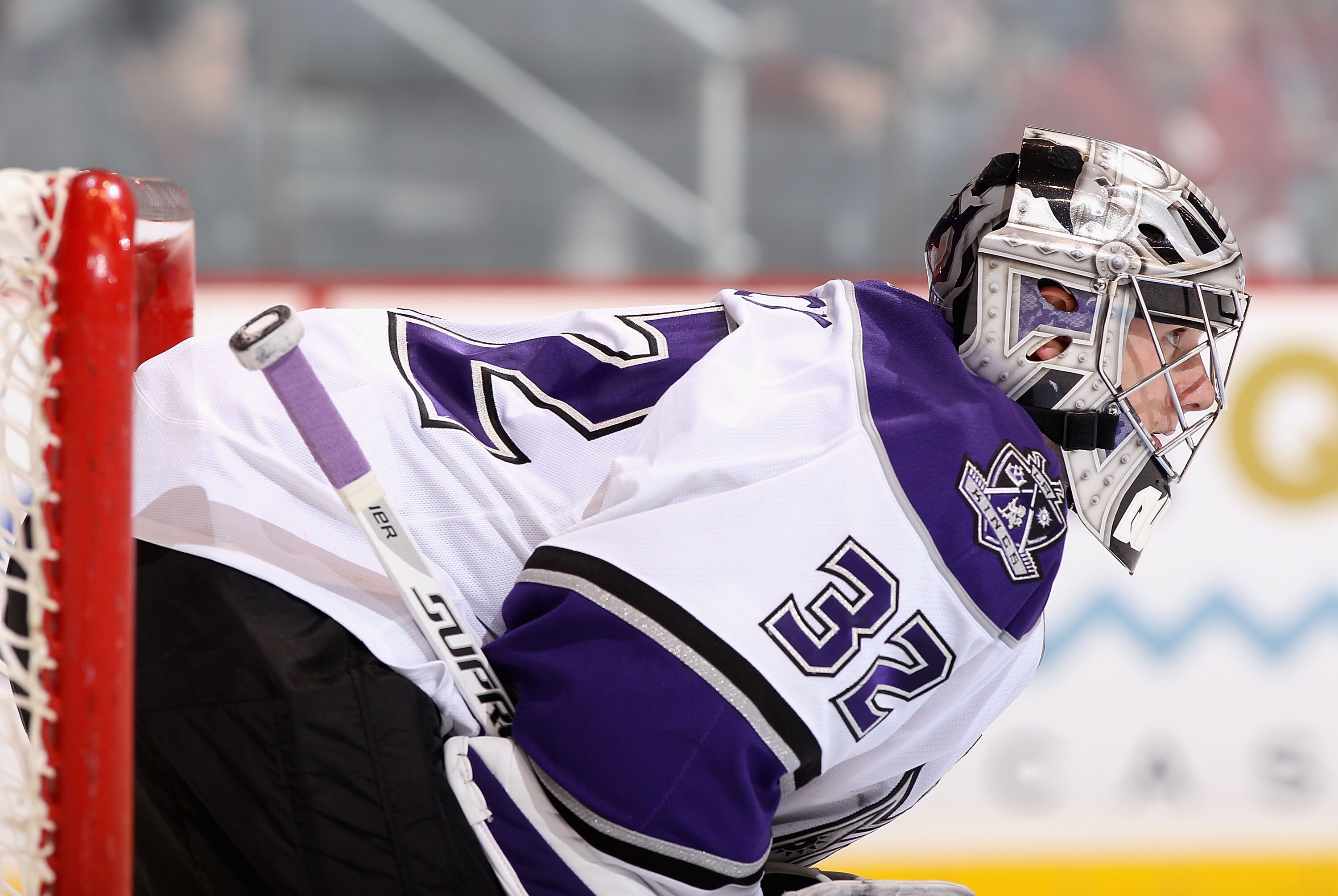 GLENDALE, AZ - DECEMBER 29:  Goaltender Jonathan Quick #32 of the Los Angeles Kings in action during the NHL game against the Phoenix Coyotes at Jobing.com Arena on December 29, 2010 in Glendale, Arizona.  (Photo by Christian Petersen/Getty Images)