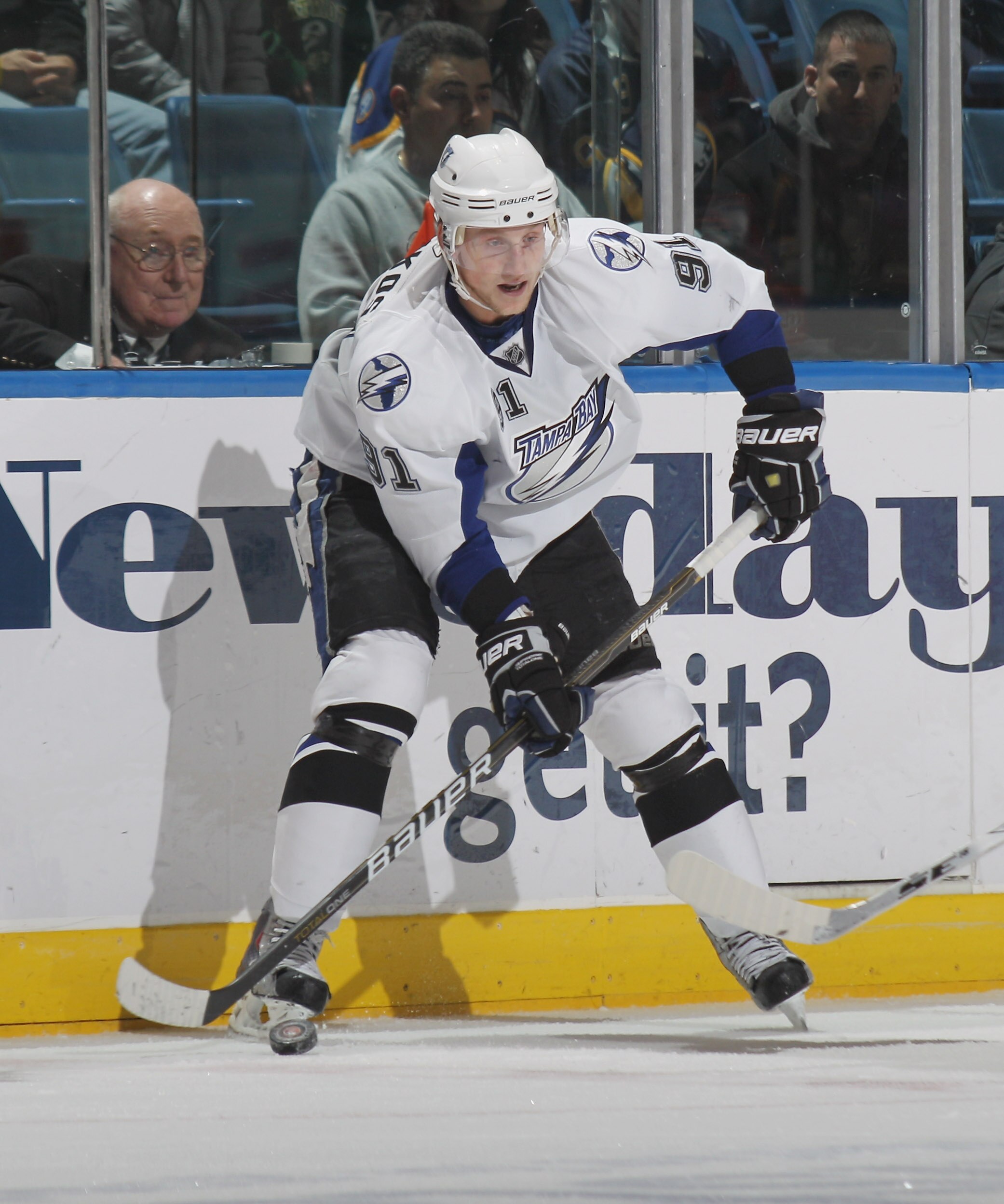 UNIONDALE, NY - DECEMBER 22:  Steven Stamkos #91 of the Tampa Bay Lightning skates against the New York Islanders at the Nassau Coliseum on December 22, 2010 in Uniondale, New York.  (Photo by Bruce Bennett/Getty Images)