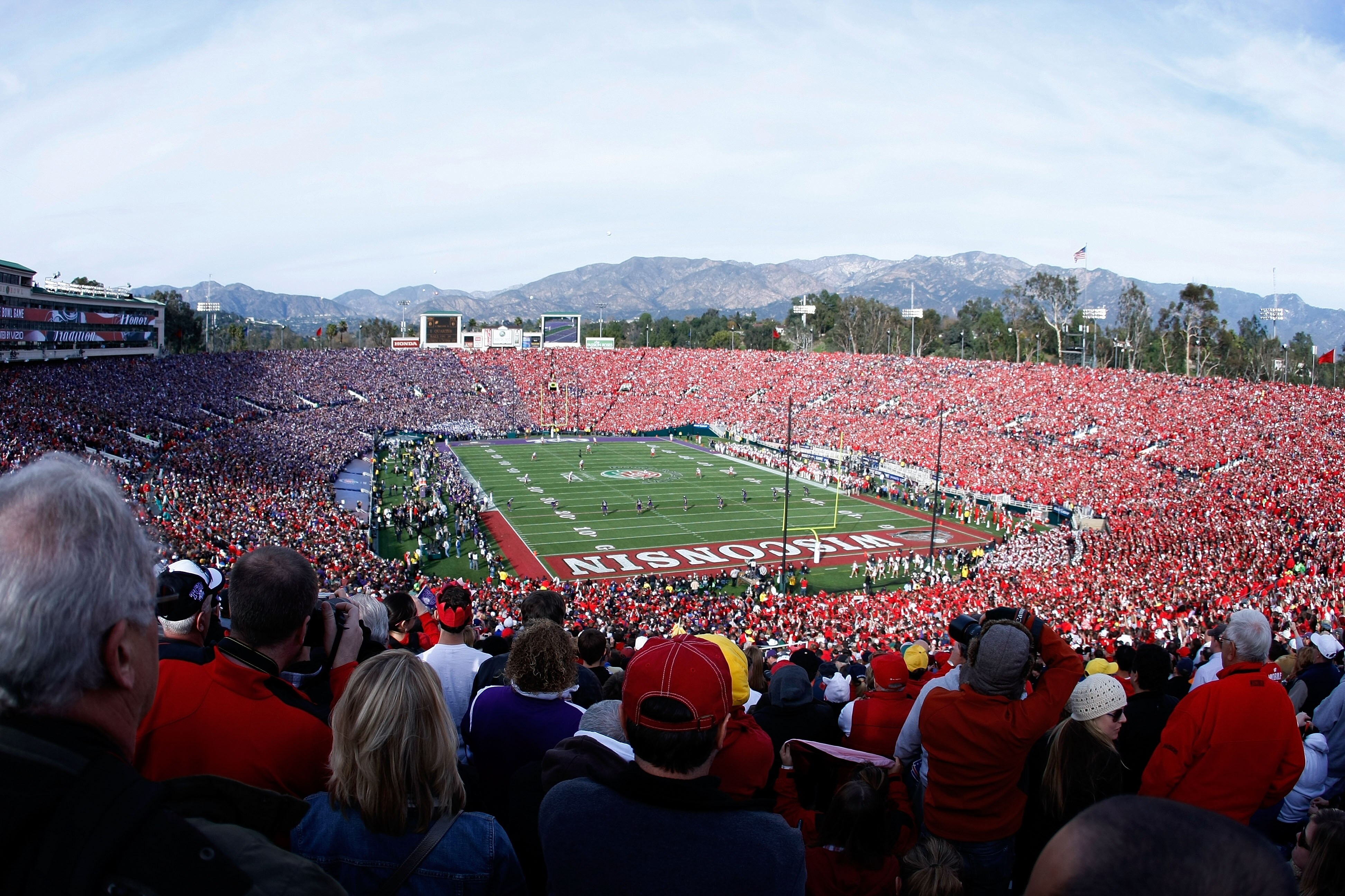 PASADENA, CA - JANUARY 01:  A view of the kickoff between the Wisconsin Badgers and the TCU Horned Frogs in the 97th Rose Bowl game on January 1, 2011 in Pasadena, California.  (Photo by Robert Meggers/Getty Images)