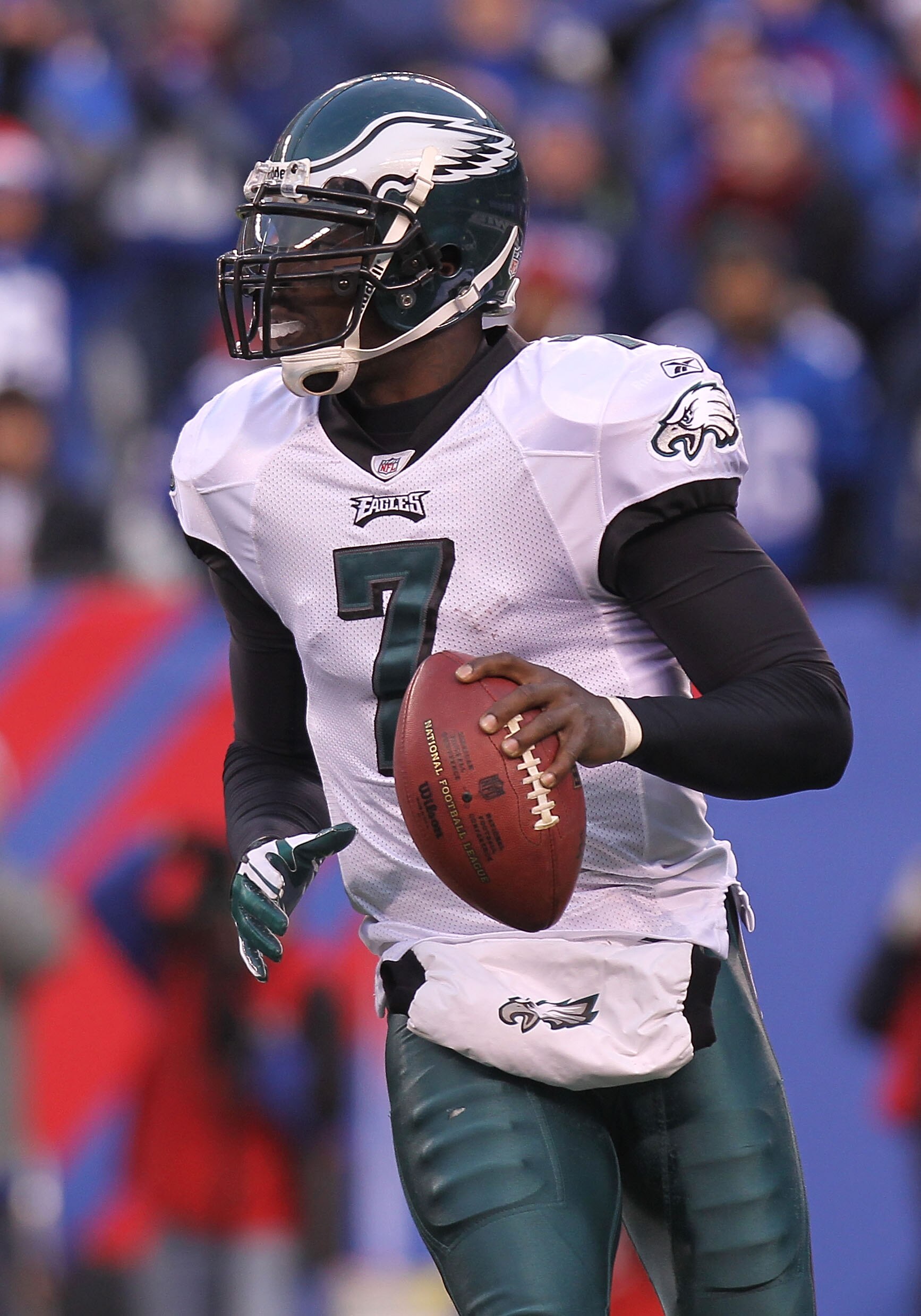 EAST RUTHERFORD, NJ - DECEMBER 19:  Michael Vick #7 of the Philadelphia Eagles passes against the New York Giants at New Meadowlands Stadium on December 19, 2010 in East Rutherford, New Jersey.  (Photo by Nick Laham/Getty Images)