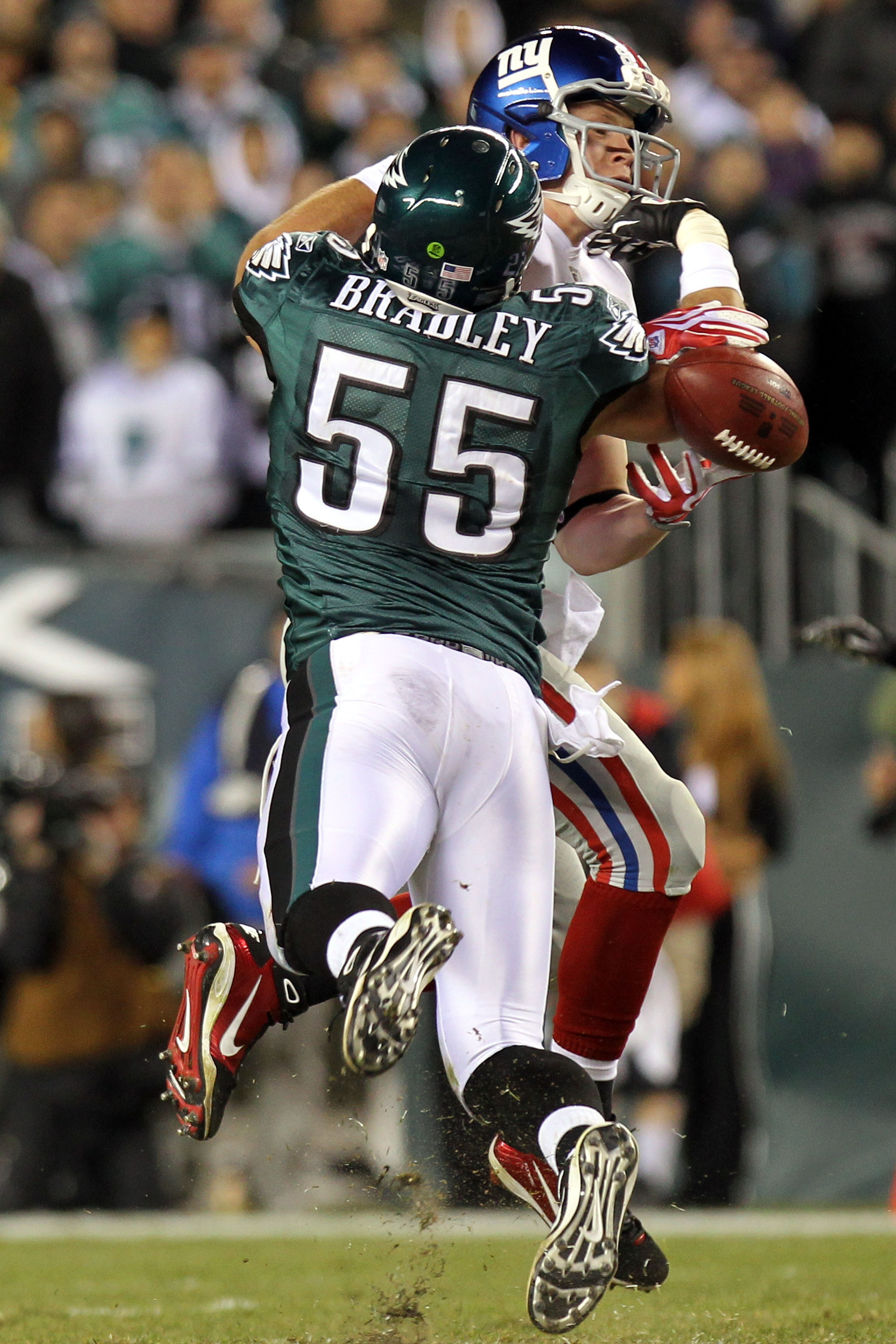 PHILADELPHIA - NOVEMBER 21:  Stewart Bradley #55 of the Philadelphia Eagles breaks up a pass intended for Kevin Boss #89 of the New York Giants at Lincoln Financial Field on November 21, 2010 in Philadelphia, Pennsylvania.  (Photo by Nick Laham/Getty Imag