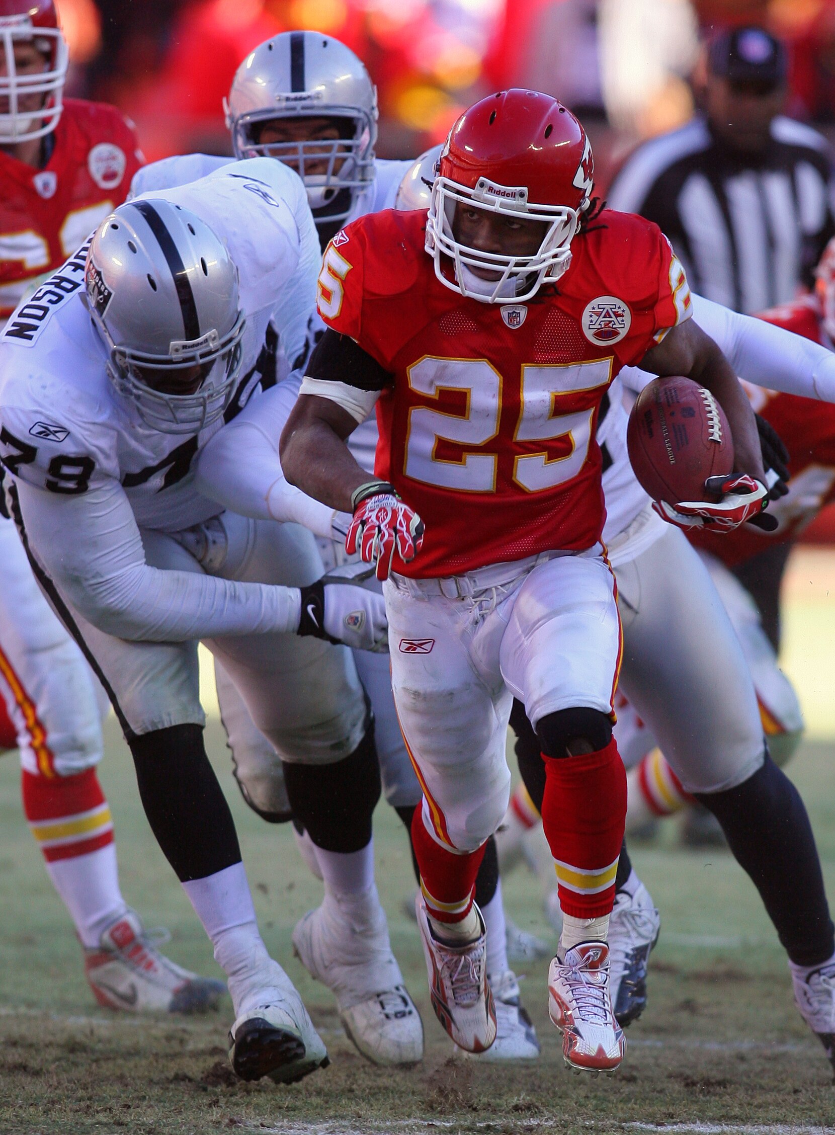 KANSAS CITY, MO - JANUARY 02: Running back Jamaal Charles #25 of the Kansas City Chiefs runs down field in a game against the Oakland Raiders at Arrowhead Stadium on January 2, 2011 in Kansas City, Missouri. (Photo by Tim Umphrey/Getty Images) KANSAS CITY, MO - JANUARY 02: Running back Jamaal Charles #25 of the Kansas City Chiefs runs down field in a game against the Oakland Raiders at Arrowhead Stadium on January 2, 2011 in Kansas City, Missouri. (Photo by Tim Umphrey/Getty Images)