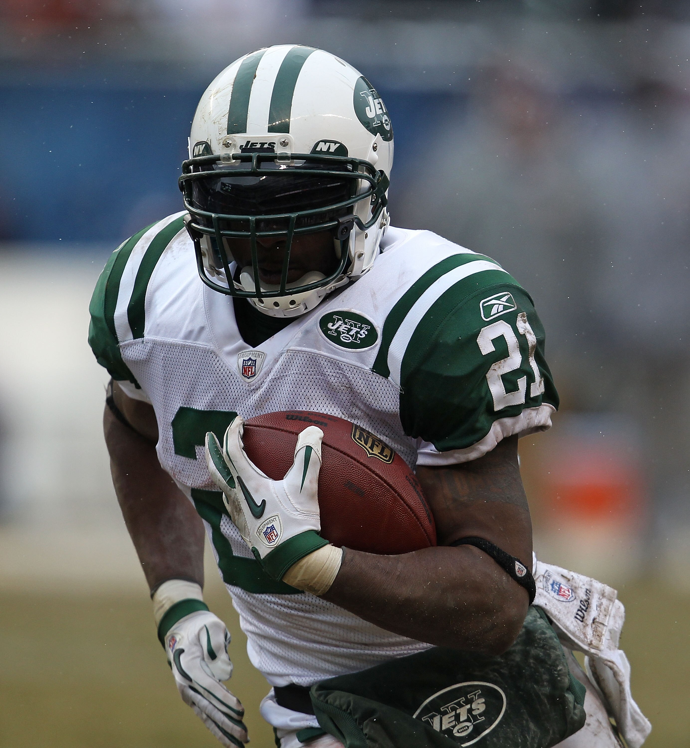 CHICAGO, IL - DECEMBER 26: LaDainian Thomlinson #21 of the New York Jets runs against the Chicago Bears at Soldier Field on December 26, 2010 in Chicago, Illinois. The Bears defeated the Jets 38-34. (Photo by Jonathan Daniel/Getty Images) CHICAGO, IL - DECEMBER 26: LaDainian Thomlinson #21 of the New York Jets runs against the Chicago Bears at Soldier Field on December 26, 2010 in Chicago, Illinois. The Bears defeated the Jets 38-34. (Photo by Jonathan Daniel/Getty Images)
