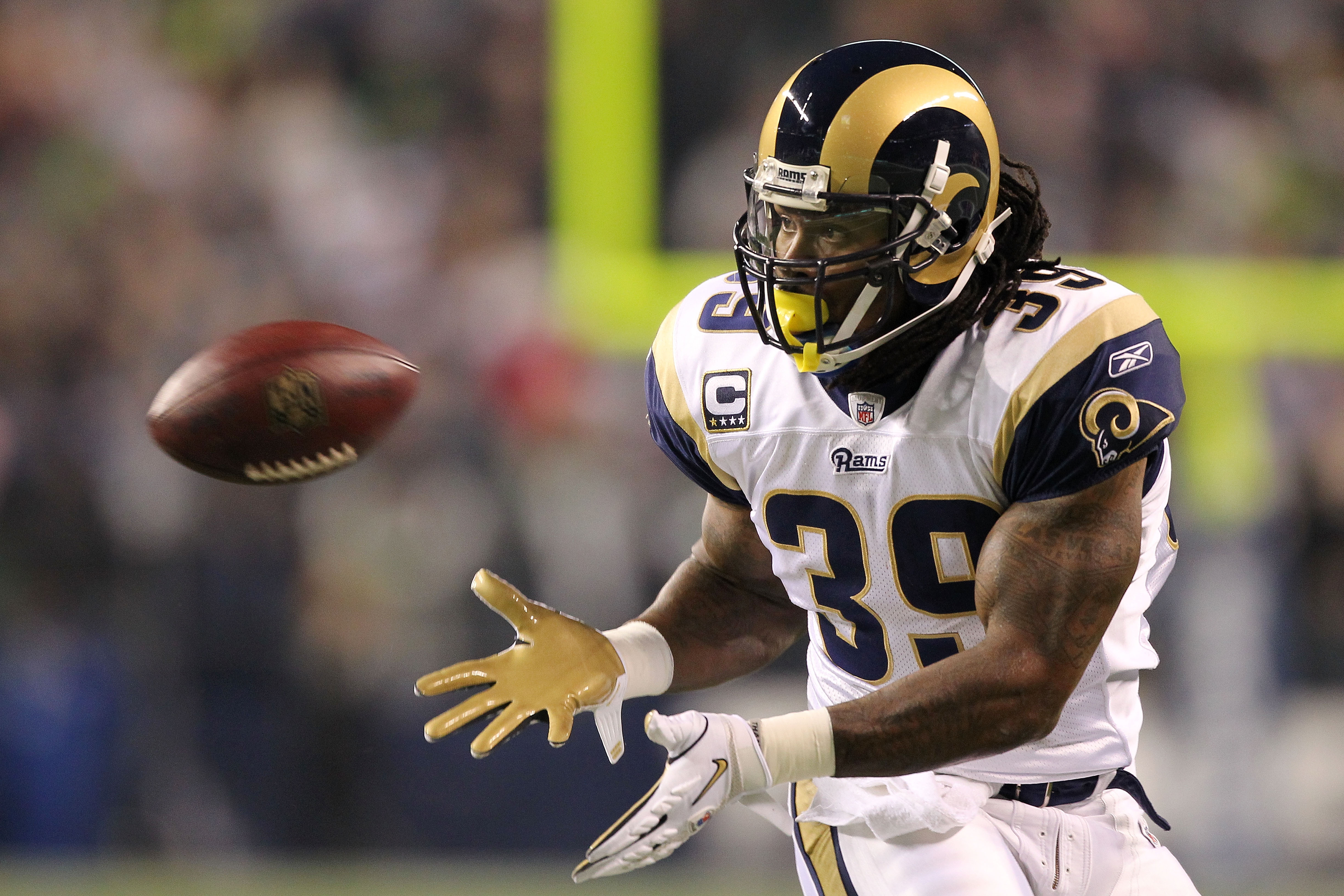 SEATTLE, WA - JANUARY 02:  Running back Steven Jackson #39 of the St. Louis Rams looks to catch the ball against the Seattle Seahawks during their game at Qwest Field on January 2, 2011 in Seattle, Washington.  (Photo by Otto Greule Jr/Getty Images)