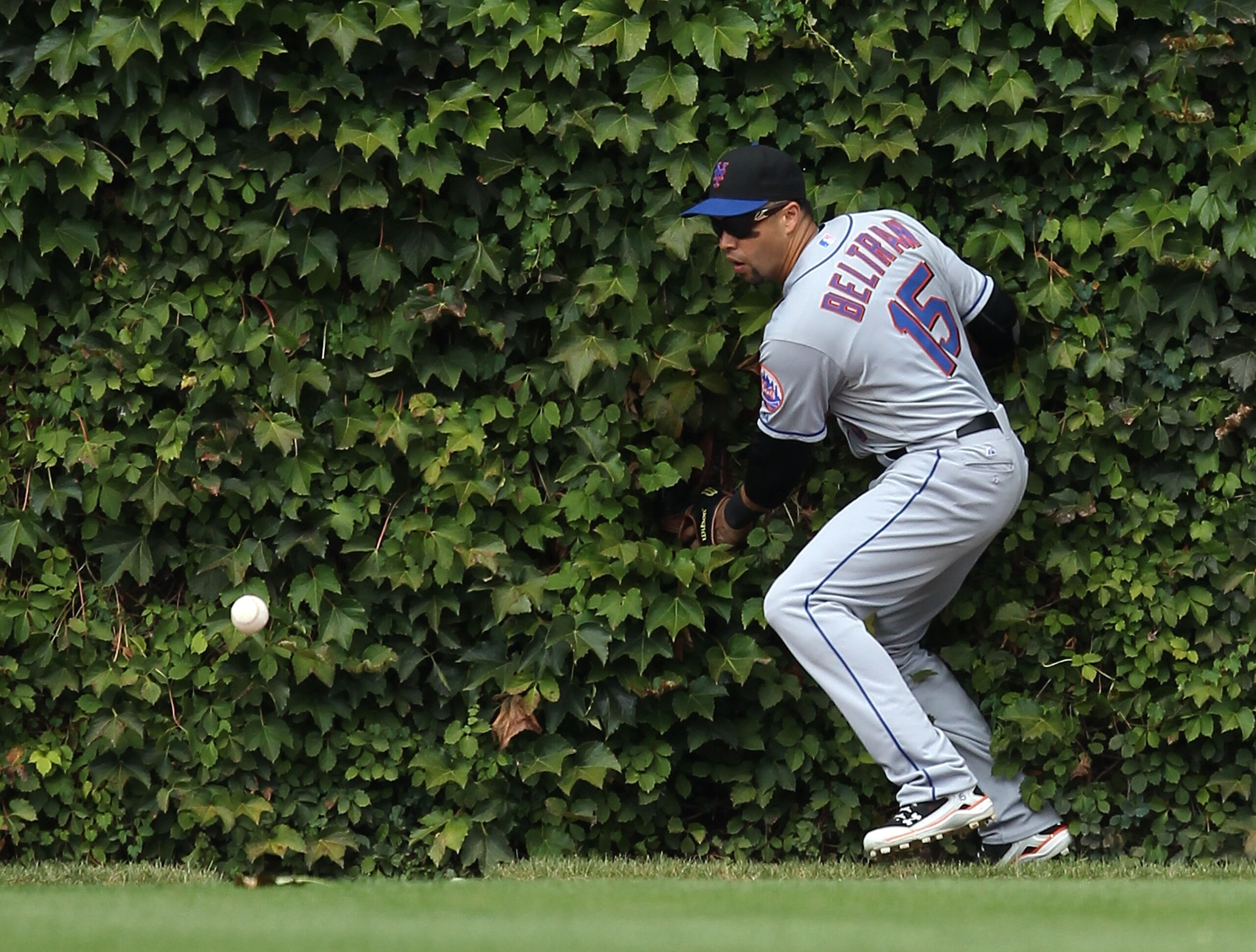 CHICAGO - SEPTEMBER 05: Carlos Beltran #15 of the New York Mets lets the ball get away from him after it hit off of the wall on a triple by Tyler Colvin of the Chicago Cubs in the 4th inning at Wrigley Field on September 5, 2010 in Chicago, Illinois. (Pho