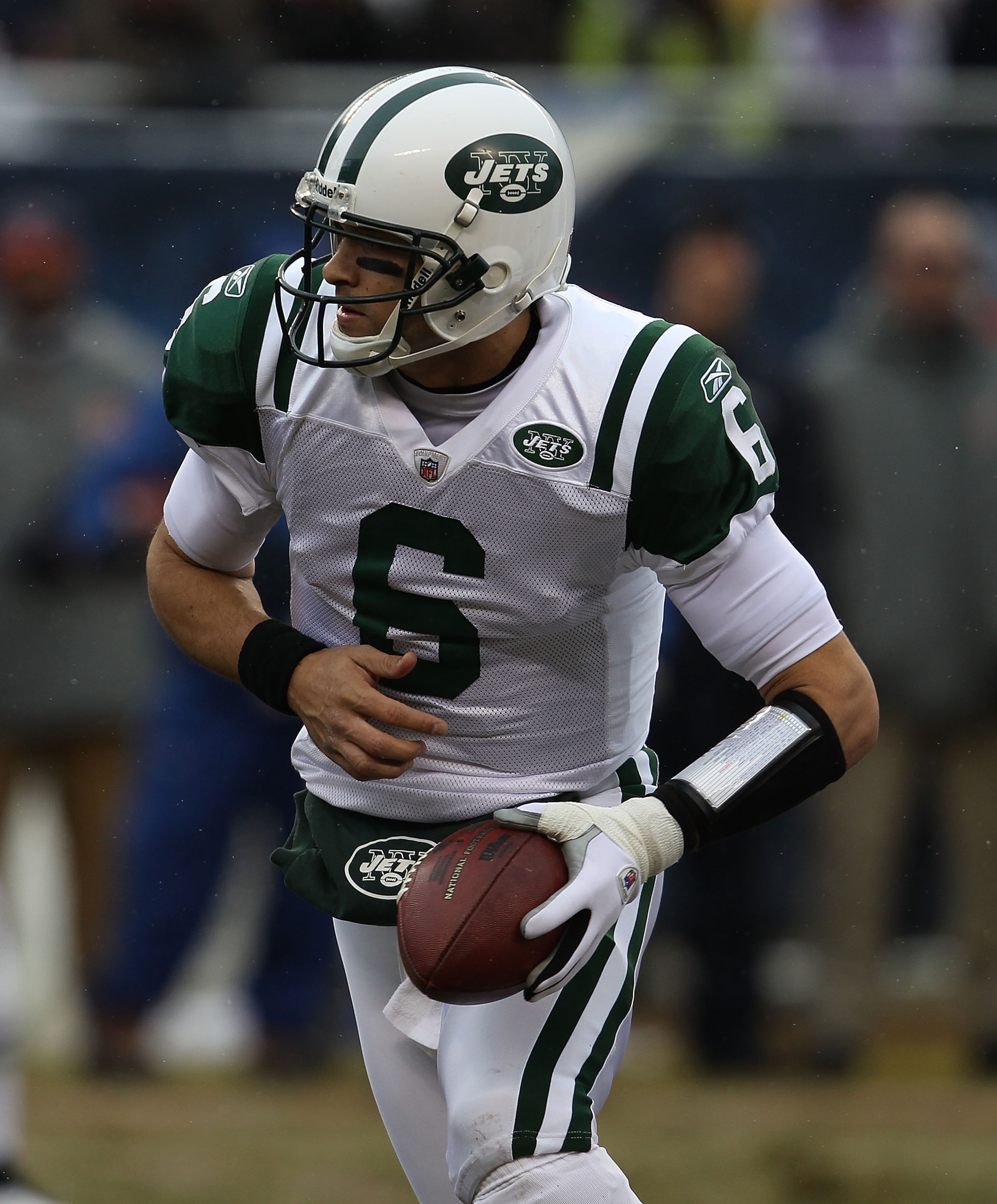 CHICAGO, IL - DECEMBER 26: Mark Sanchez #6 of the New York Jets turns to hand-off against the Chicago Bears at Soldier Field on December 26, 2010 in Chicago, Illinois. The Bears defeated the Jets 38-34. (Photo by Jonathan Daniel/Getty Images)