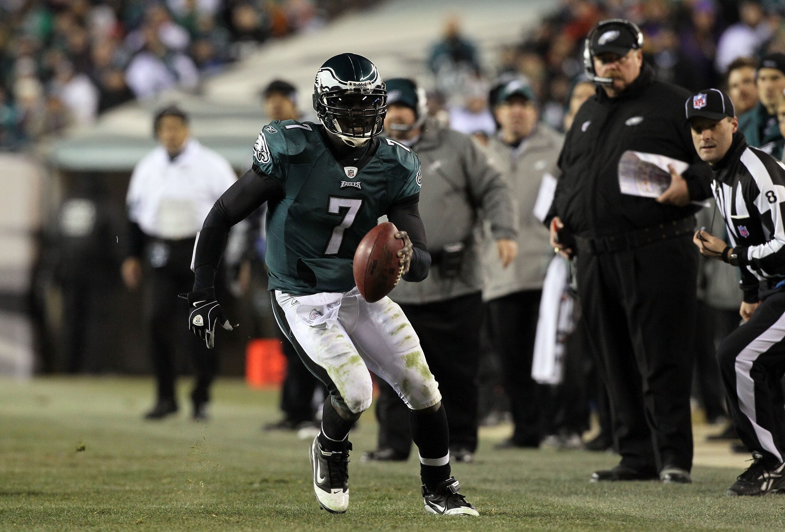 PHILADELPHIA, PA - DECEMBER 28:  Michael Vick #7 of the Philadelphia Eagles in action against the Minnesota Vikings at Lincoln Financial Field on December 26, 2010 in Philadelphia, Pennsylvania.  (Photo by Jim McIsaac/Getty Images)