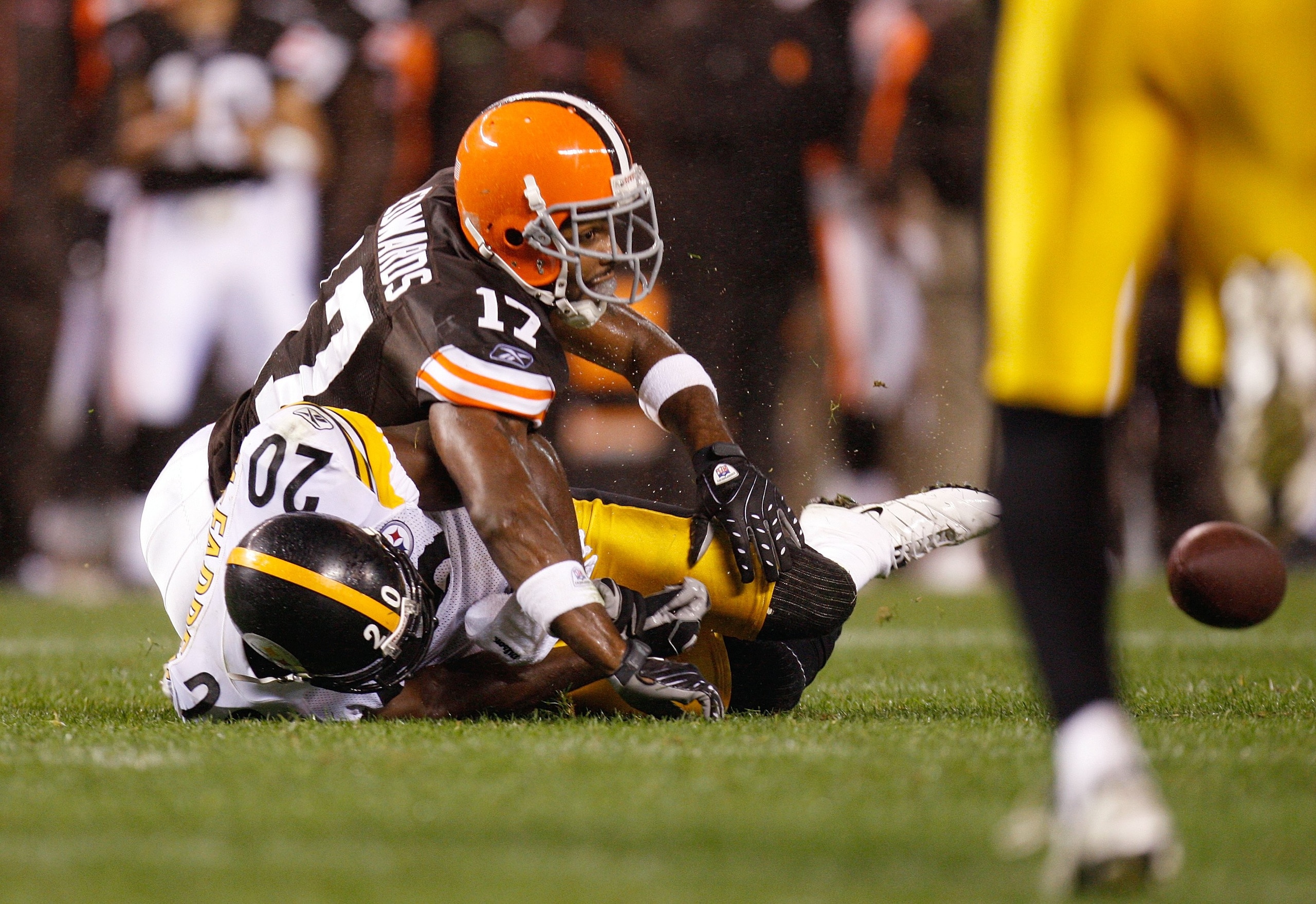 CLEVELAND, OH - SEPTEMBER 14:  Braylon Edwards #17 of the Cleveland Browns watches the ball bounce away during the game against the Pittsburgh Steelers on September 14, 2008 at Cleveland Browns Stadium in Cleveland, Ohio. The Steelers defeated the Browns