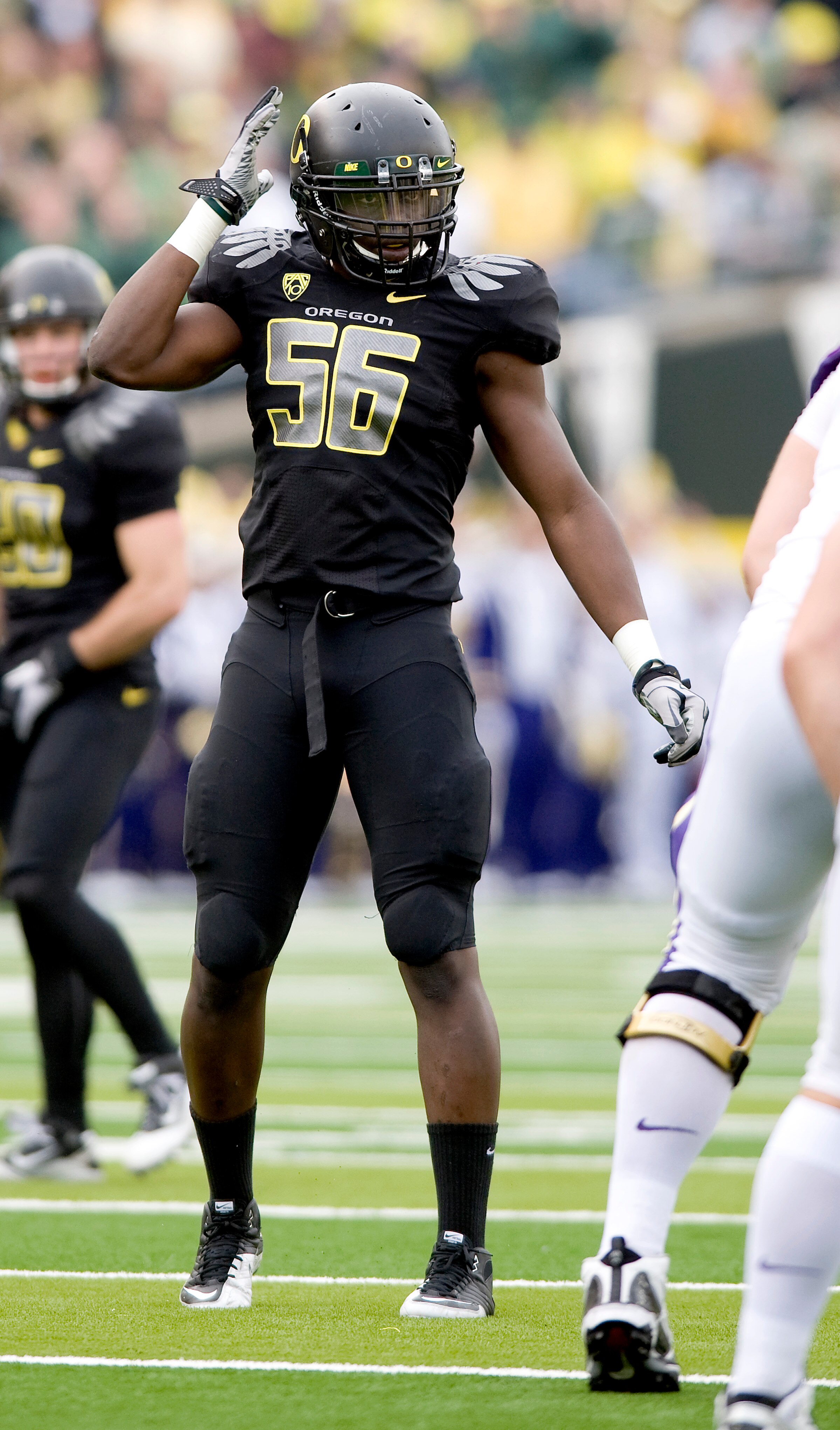 EUGENE, OR - NOVEMBER 6: Linebacker Josh Kaddu #56 of the Oregon Ducks calls out defensive signals as he stands at the line of scrimmage in the third quarter of the game against the Washington Huskies at Autzen Stadium on November 6, 2010 in Eugene, Orego