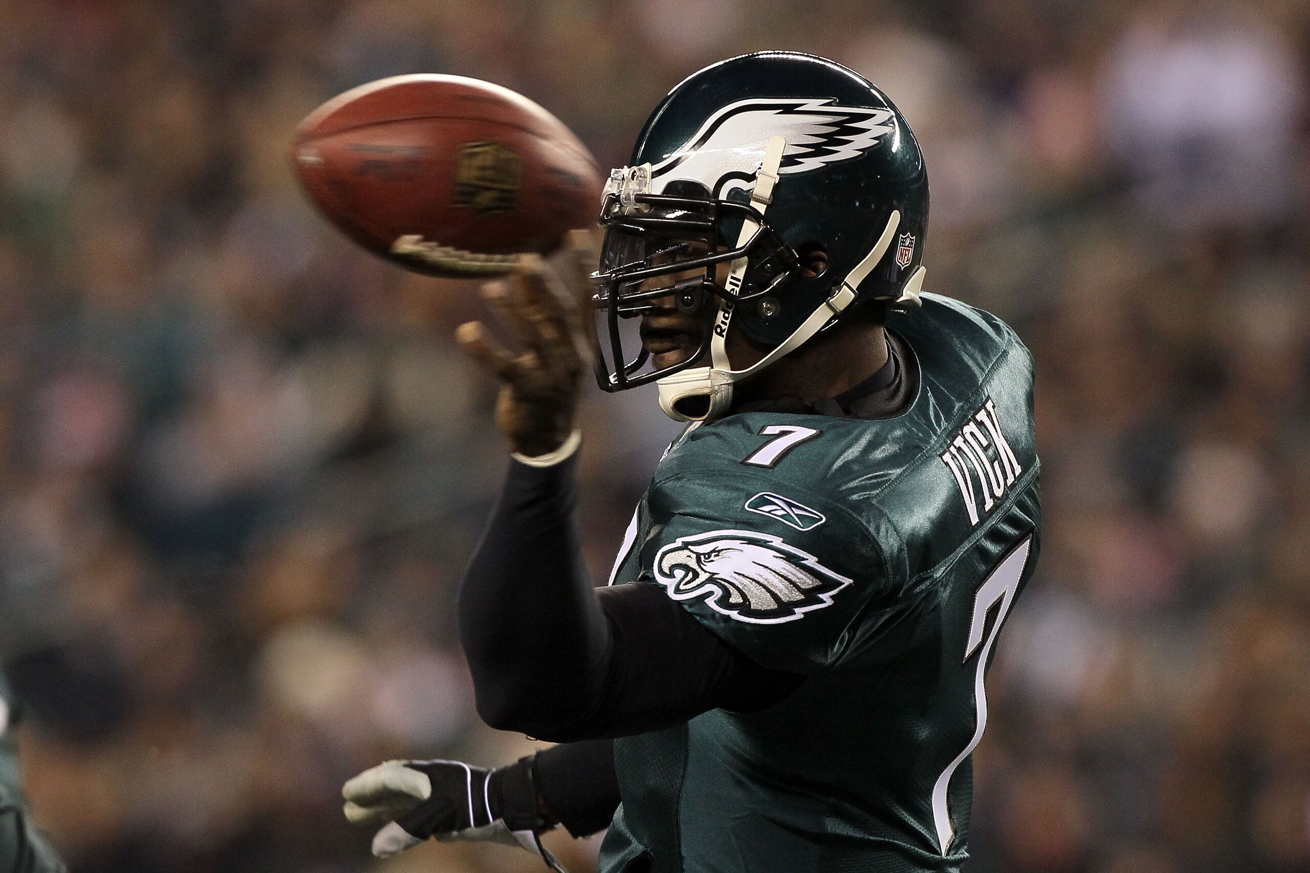 PHILADELPHIA, PA - DECEMBER 28: Michael Vick #7 of the Philadelphia Eagles in action against the Minnesota Vikings at Lincoln Financial Field on December 26, 2010 in Philadelphia, Pennsylvania. (Photo by Jim McIsaac/Getty Images) PHILADELPHIA, PA - DECEMBER 28: Michael Vick #7 of the Philadelphia Eagles in action against the Minnesota Vikings at Lincoln Financial Field on December 26, 2010 in Philadelphia, Pennsylvania. (Photo by Jim McIsaac/Getty Images)