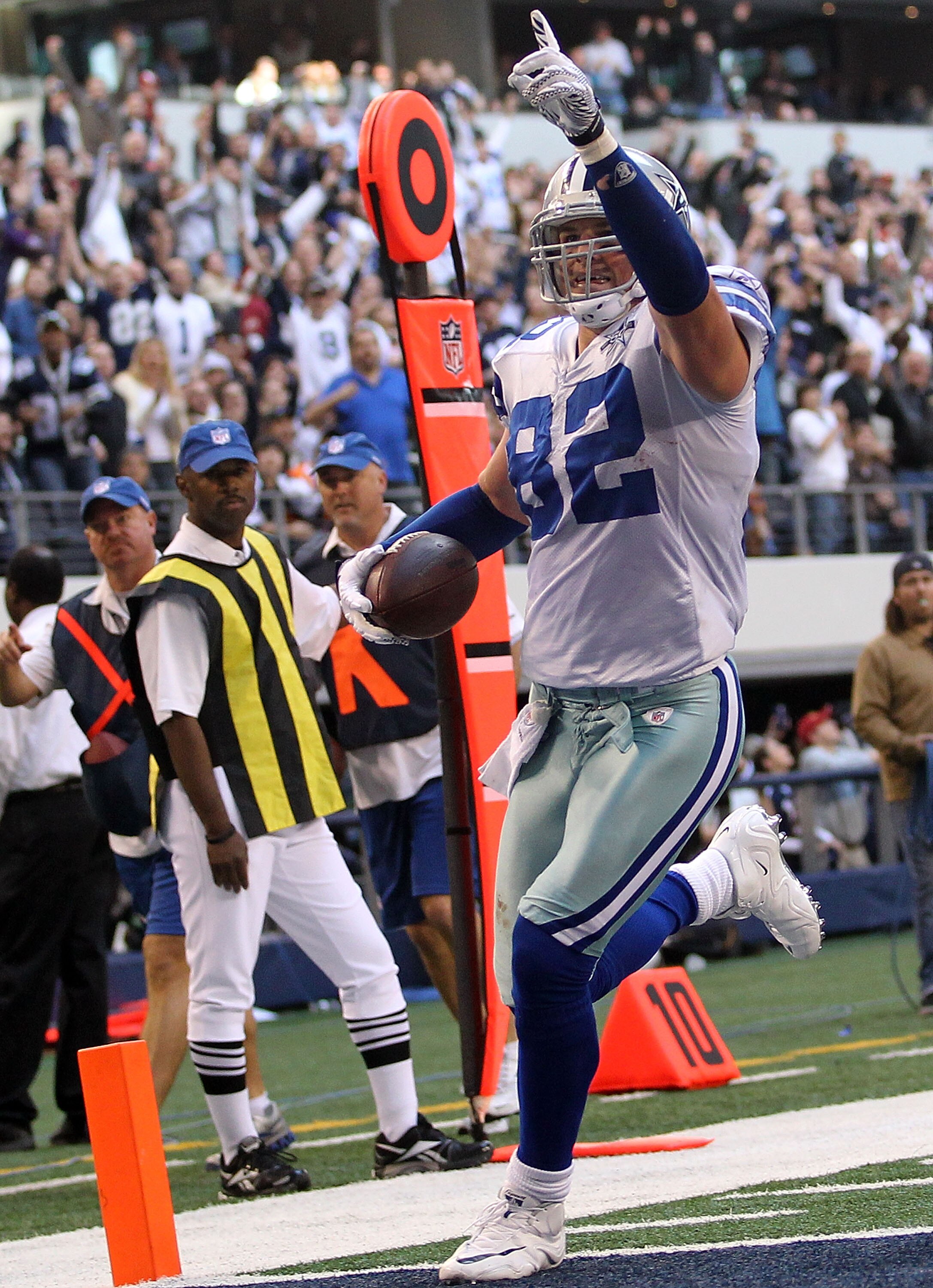 ARLINGTON, TX - DECEMBER 19:  Tight end Jason Witten #82 of the Dallas Cowboys scores a touchdown against the Washington Redskins at Cowboys Stadium on December 19, 2010 in Arlington, Texas.  (Photo by Ronald Martinez/Getty Images)