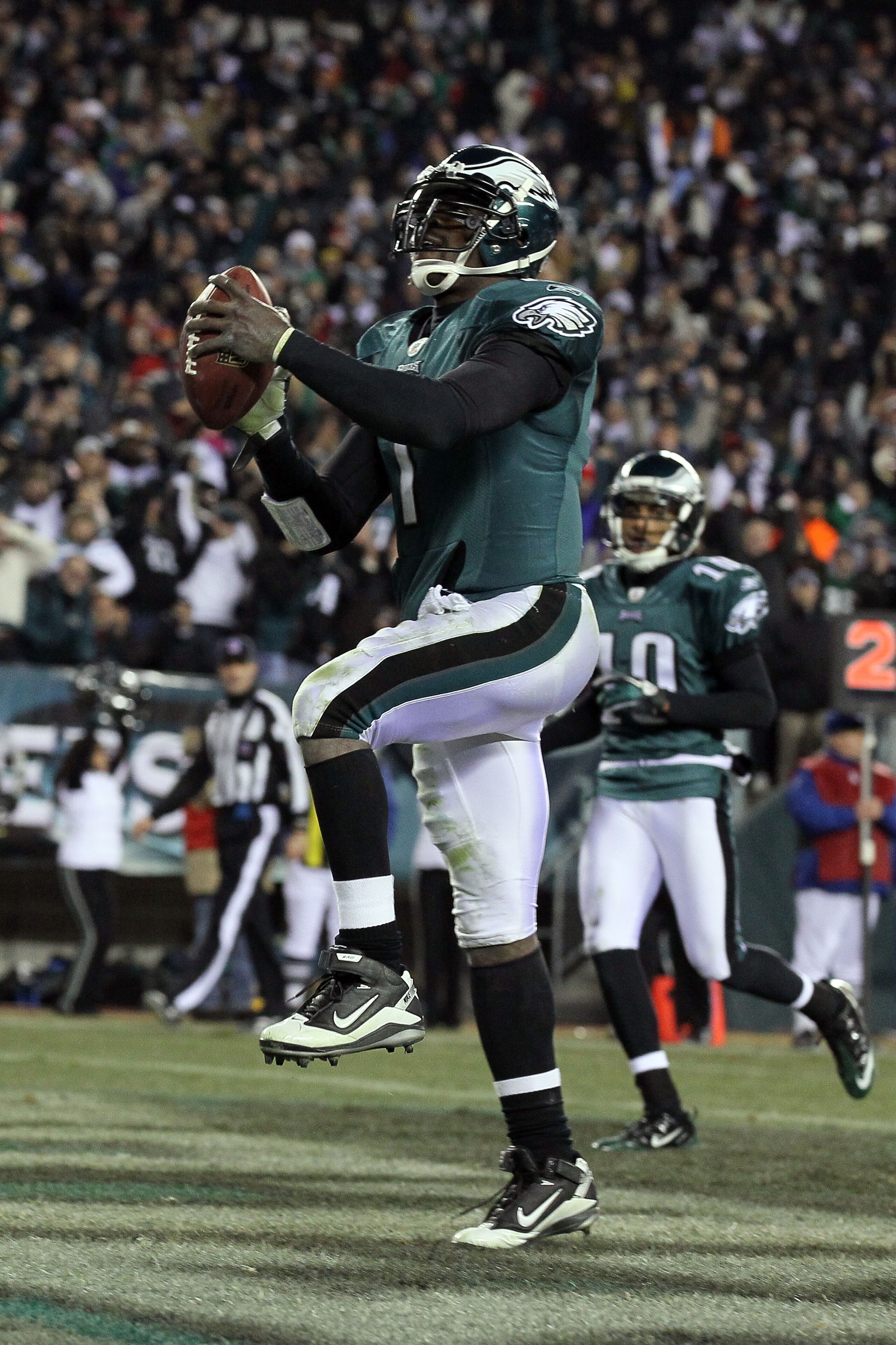 PHILADELPHIA, PA - DECEMBER 28: Michael Vick #7 of the Philadelphia Eagles in action against the Minnesota Vikings at Lincoln Financial Field on December 26, 2010 in Philadelphia, Pennsylvania. (Photo by Jim McIsaac/Getty Images) PHILADELPHIA, PA - DECEMBER 28: Michael Vick #7 of the Philadelphia Eagles in action against the Minnesota Vikings at Lincoln Financial Field on December 26, 2010 in Philadelphia, Pennsylvania. (Photo by Jim McIsaac/Getty Images)