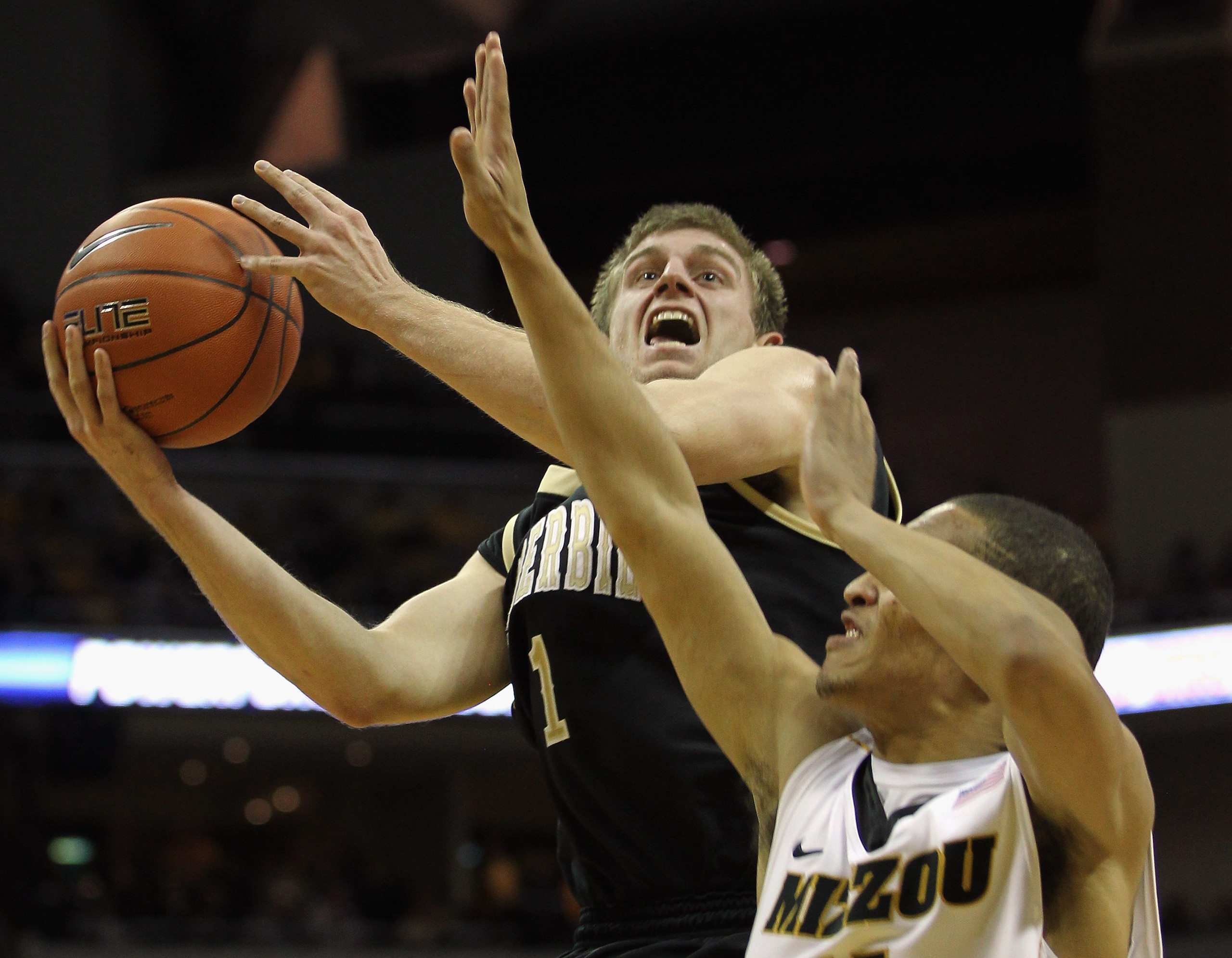 COLUMBIA, MO - DECEMBER 08:  Brad Tinsley #1 of the Vanderbilt Commodores shoots as Michael Dixon #11 of the Missouri Tigers defends during the game on December 8, 2010 at Mizzou Arena in Columbia, Missouri.  (Photo by Jamie Squire/Getty Images)
