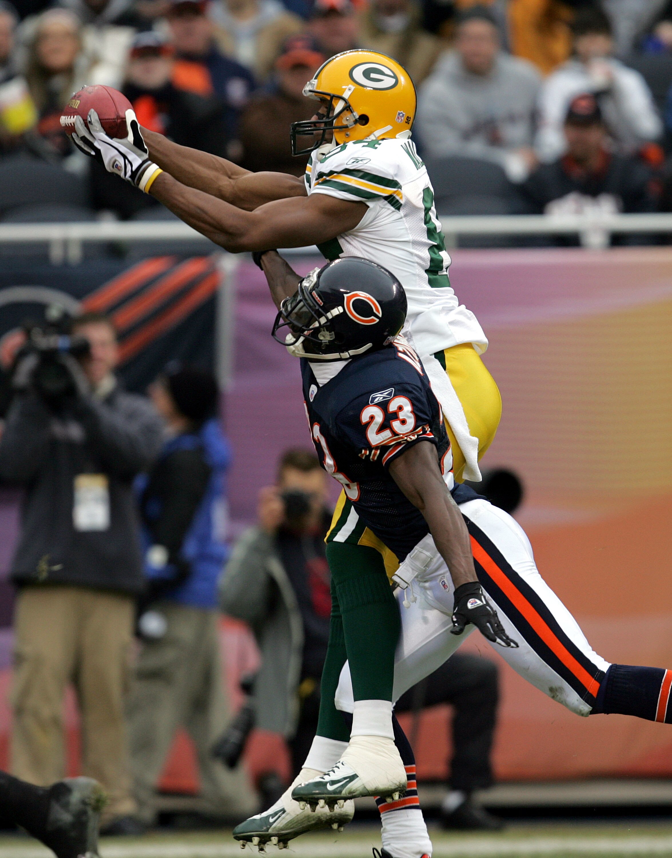 CHICAGO - JANUARY 2: Wide receiver Jevon Walker #84 of the Green Bay Packers reaches over defensive back Jerry Azumah #23 of the Chicago Bears for a touchdown reception on January 2, 2005 at Soldier Field in Chicago, Illinois. (Photo by Jonathan Daniel/Ge