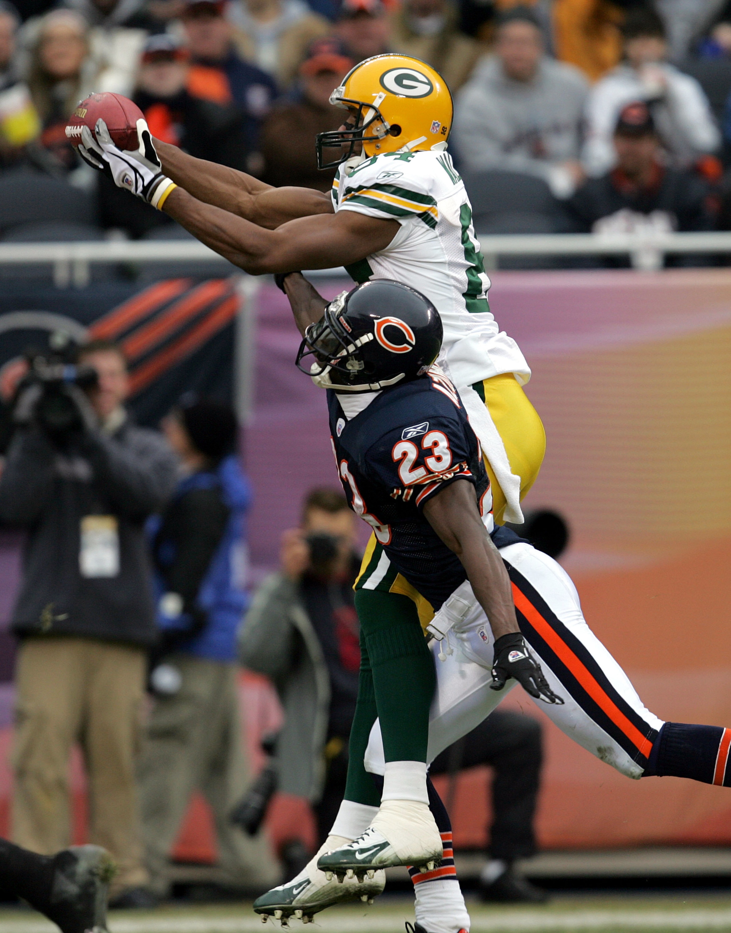 CHICAGO - JANUARY 2: Wide receiver Jevon Walker #84 of the Green Bay Packers reaches over defensive back Jerry Azumah #23 of the Chicago Bears for a touchdown reception on January 2, 2005 at Soldier Field in Chicago, Illinois. (Photo by Jonathan Daniel/Ge