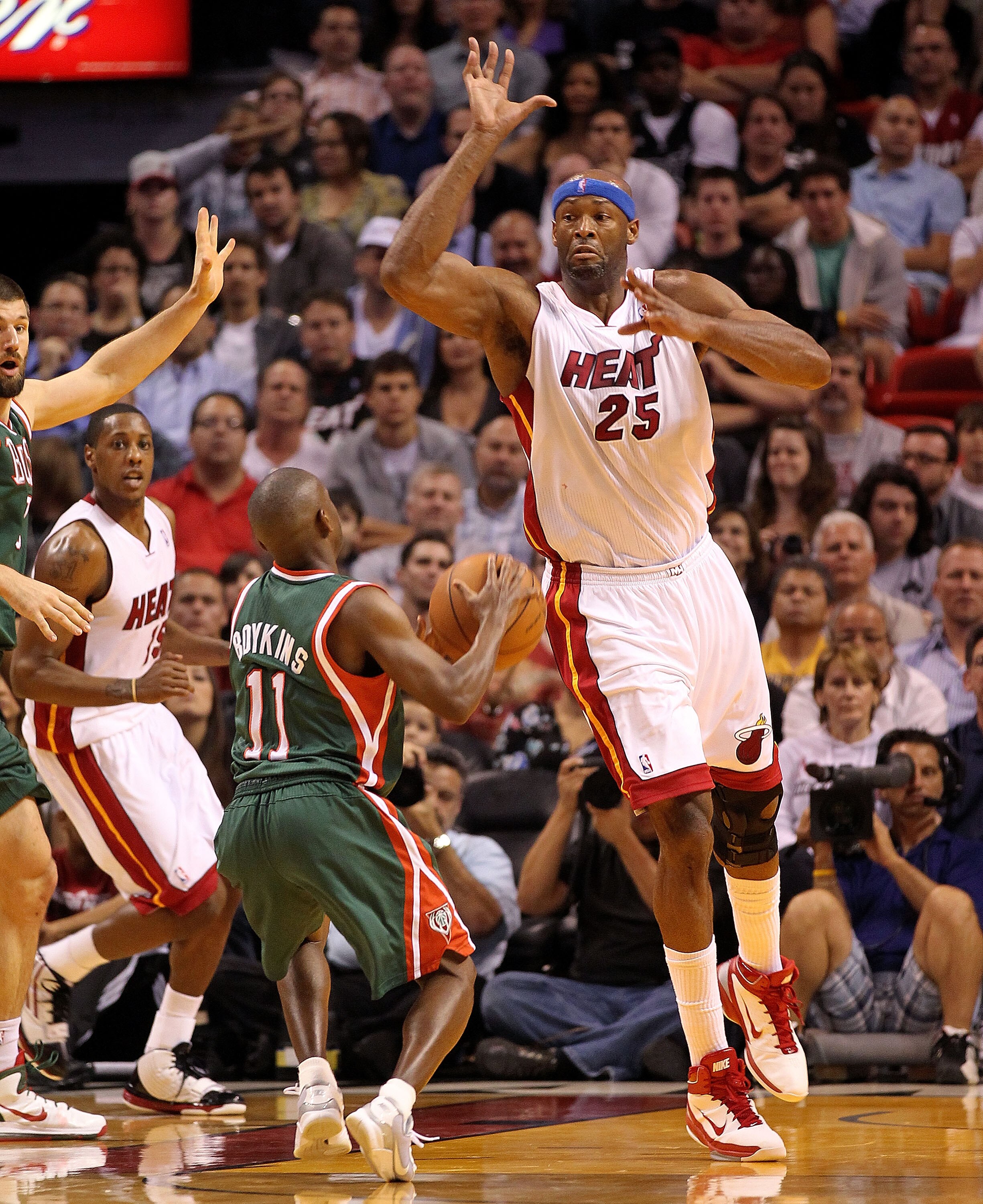 MIAMI, FL - JANUARY 04: Erick Dampier #25 of the Miami Heat guards Earl Boykins #11 of the Milwaukee Bucks during a game at American Airlines Arena on January 4, 2011 in Miami, Florida. NOTE TO USER: User expressly acknowledges and agrees that, by downloa