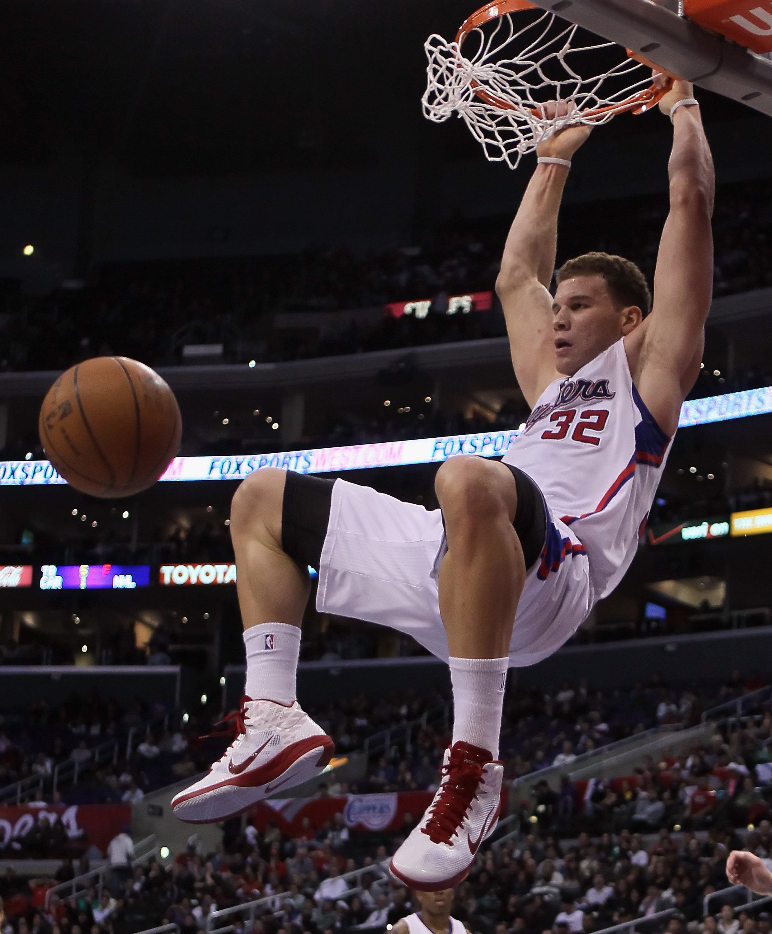 LOS ANGELES, CA - DECEMBER 20:  Blake Griffin #32 of the Los Angeles Clippers goes up for a dunk during the second half against the Minnesota Timberwolves at Staples Center on December 20, 2010 in Los Angeles, California. The Clippers defeated the Timberw