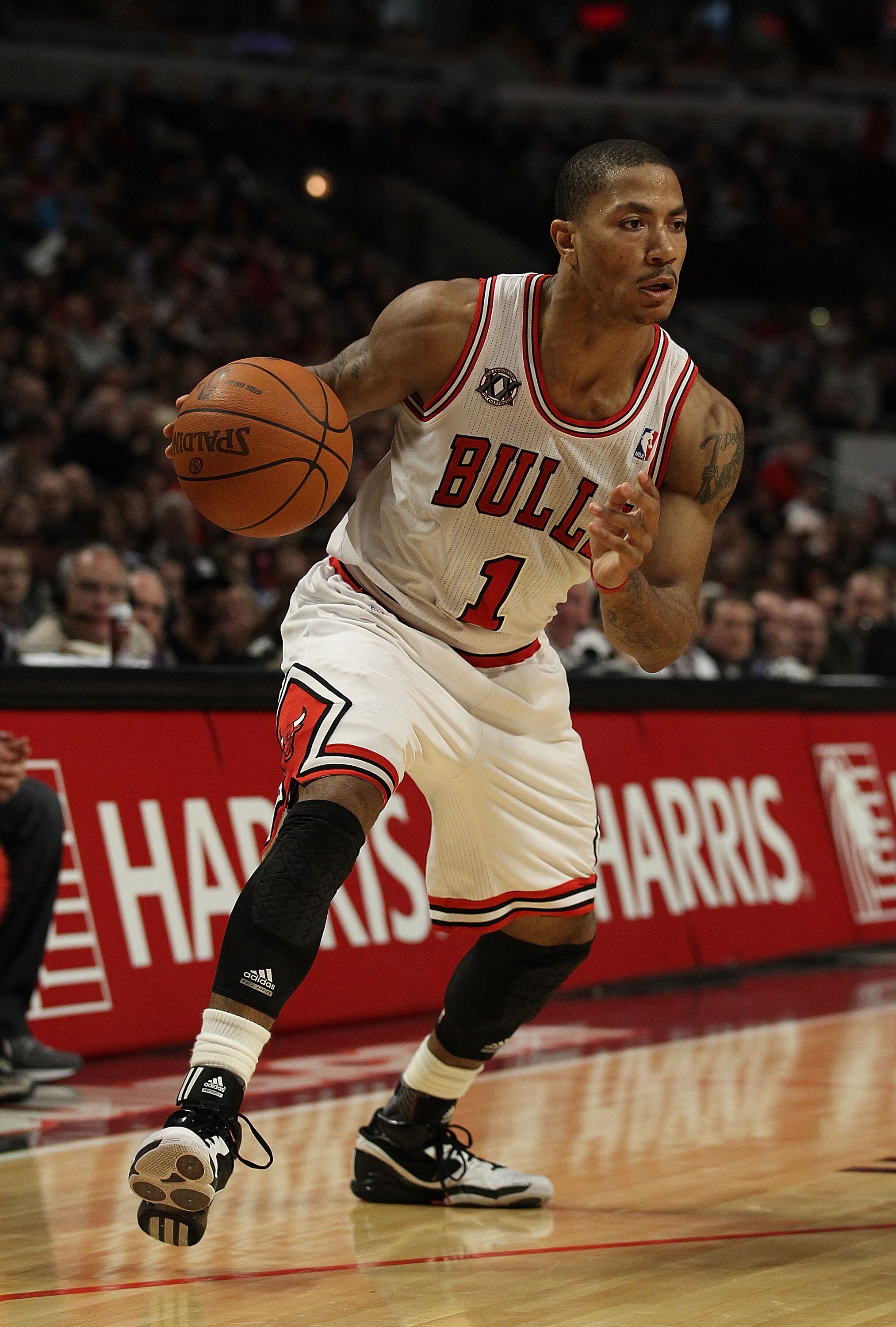 CHICAGO, IL - DECEMBER 28: Derrick Rose #1 of the Chicago Bulls looks for an open lane against the Milwaukee Bucks at the United Center on December 28, 2010 in Chicago, Illinois. The Bulls defeated the Bucks 90-77. NOTE TO USER: User expressly acknowledge
