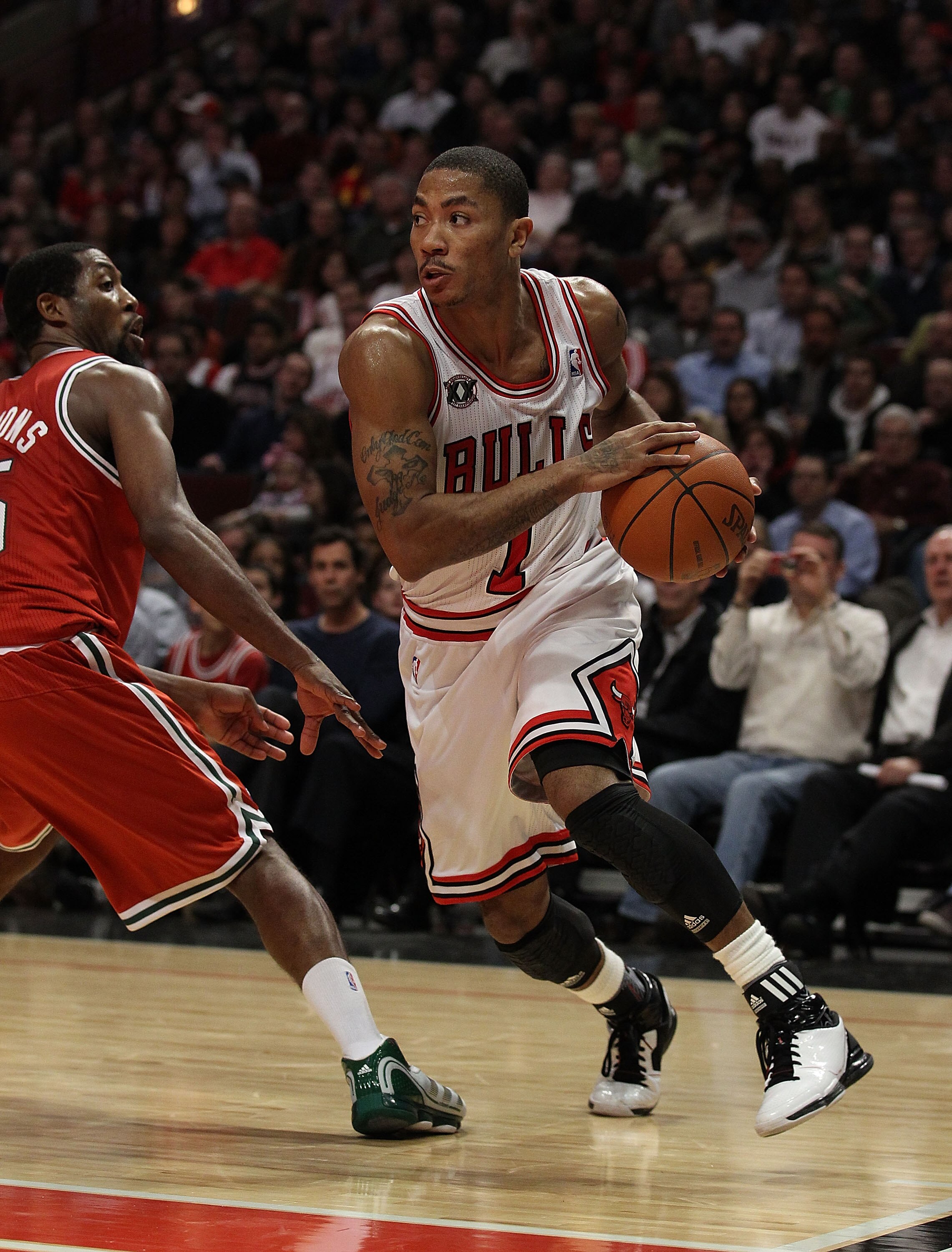 CHICAGO, IL - DECEMBER 28: Derrick Rose #1 of the Chicago Bulls moves around John Salmons #15 of the Milwaukee Bucks at the United Center on December 28, 2010 in Chicago, Illinois. The Bulls defeated the Bucks 90-77. NOTE TO USER: User expressly acknowled