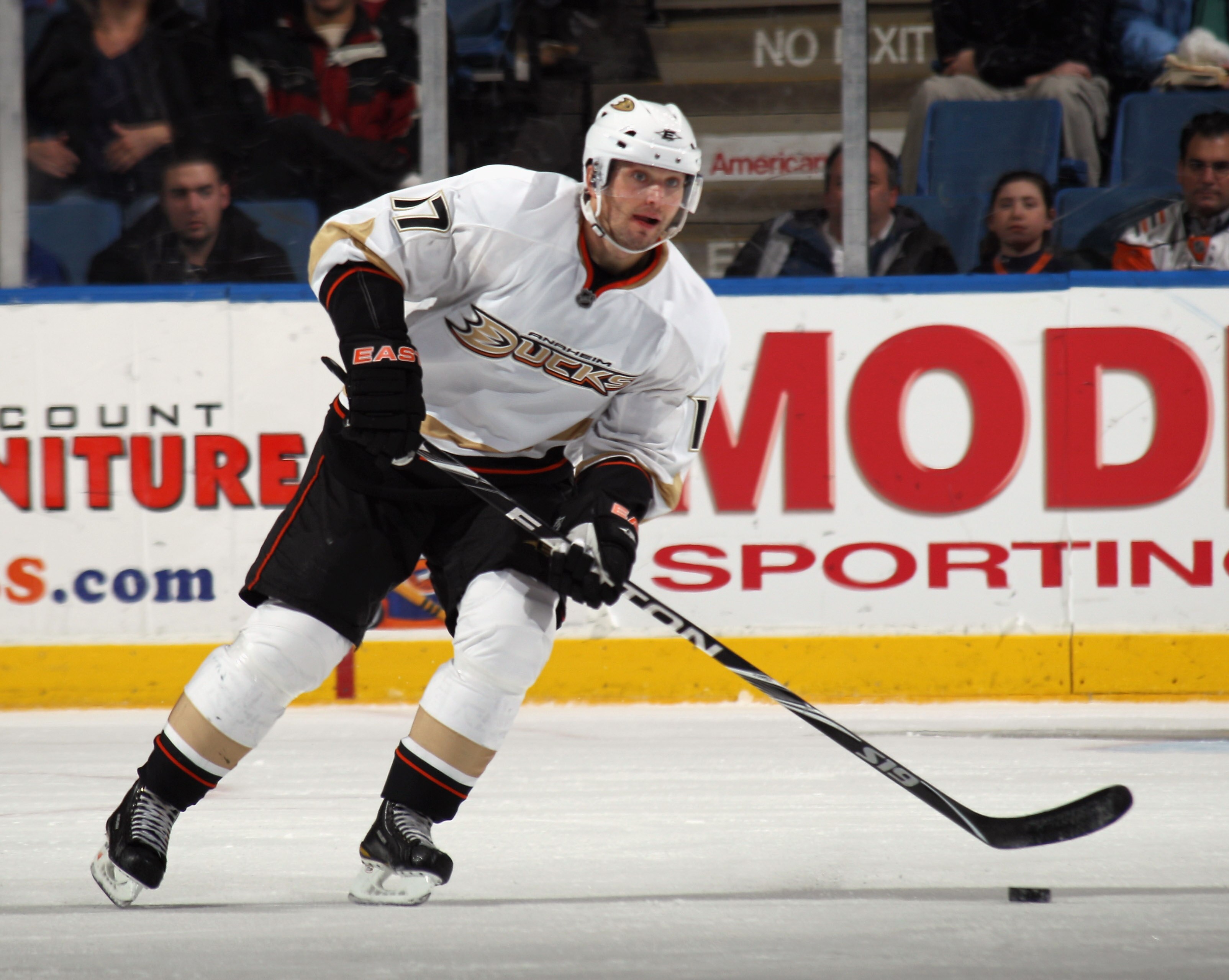 UNIONDALE, NY - DECEMBER 16:  Lubomir Visnovsky #17 of the Anaheim Ducks skates against the New York Islanders at the Nassau Coliseum on December 16, 2010 in Uniondale, New York.  (Photo by Bruce Bennett/Getty Images)