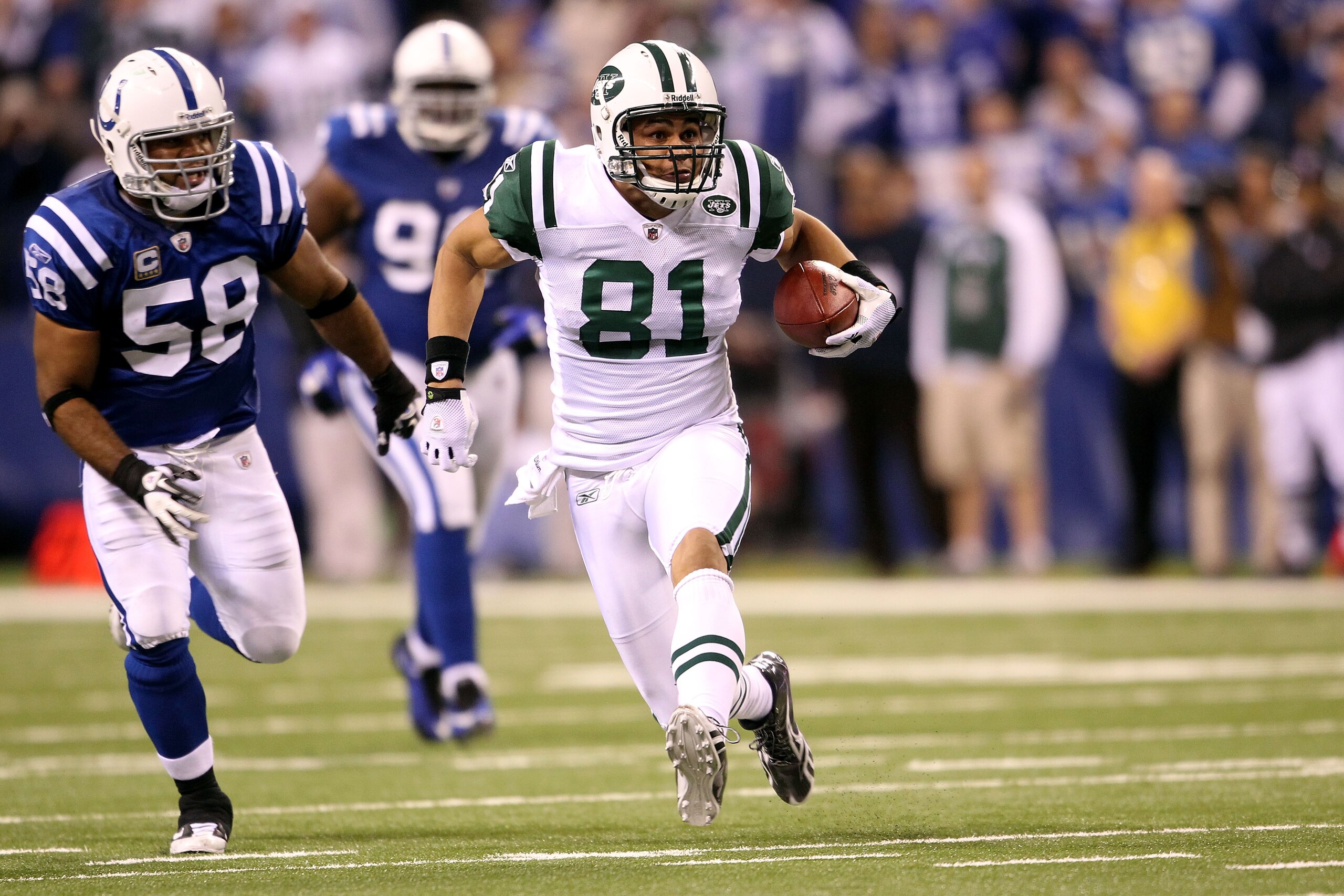 INDIANAPOLIS, IN - JANUARY 08: Dustin Keller #81 of the New York Jets runs for yards after the catch against Gary Brackett #58 of the Indianapolis Colts during their 2011 AFC wild card playoff game at Lucas Oil Stadium on January 8, 2011 in Indianapolis, INDIANAPOLIS, IN - JANUARY 08: Dustin Keller #81 of the New York Jets runs for yards after the catch against Gary Brackett #58 of the Indianapolis Colts during their 2011 AFC wild card playoff game at Lucas Oil Stadium on January 8, 2011 in Indianapolis,