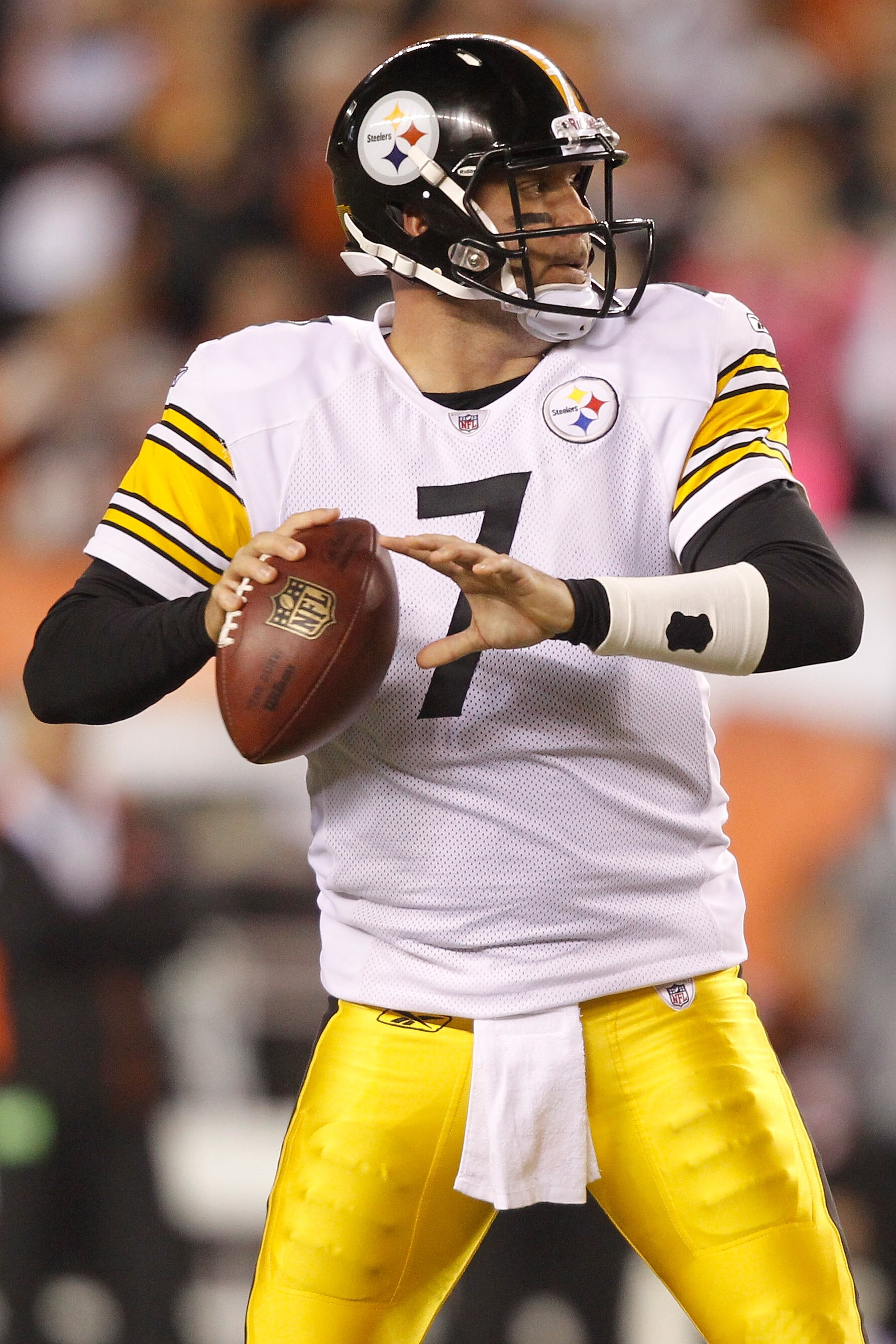 CINCINNATI - NOVEMBER 08:  Quarterback Ben Roethlisberger #7 of the Pittsburgh Steelers throws throws against the Cincinnati Bengals at Paul Brown Stadium on November 8, 2010 in Cincinnati, Ohio.  The Steelers defeated the Bengals 27-21.  (Photo by Matthe