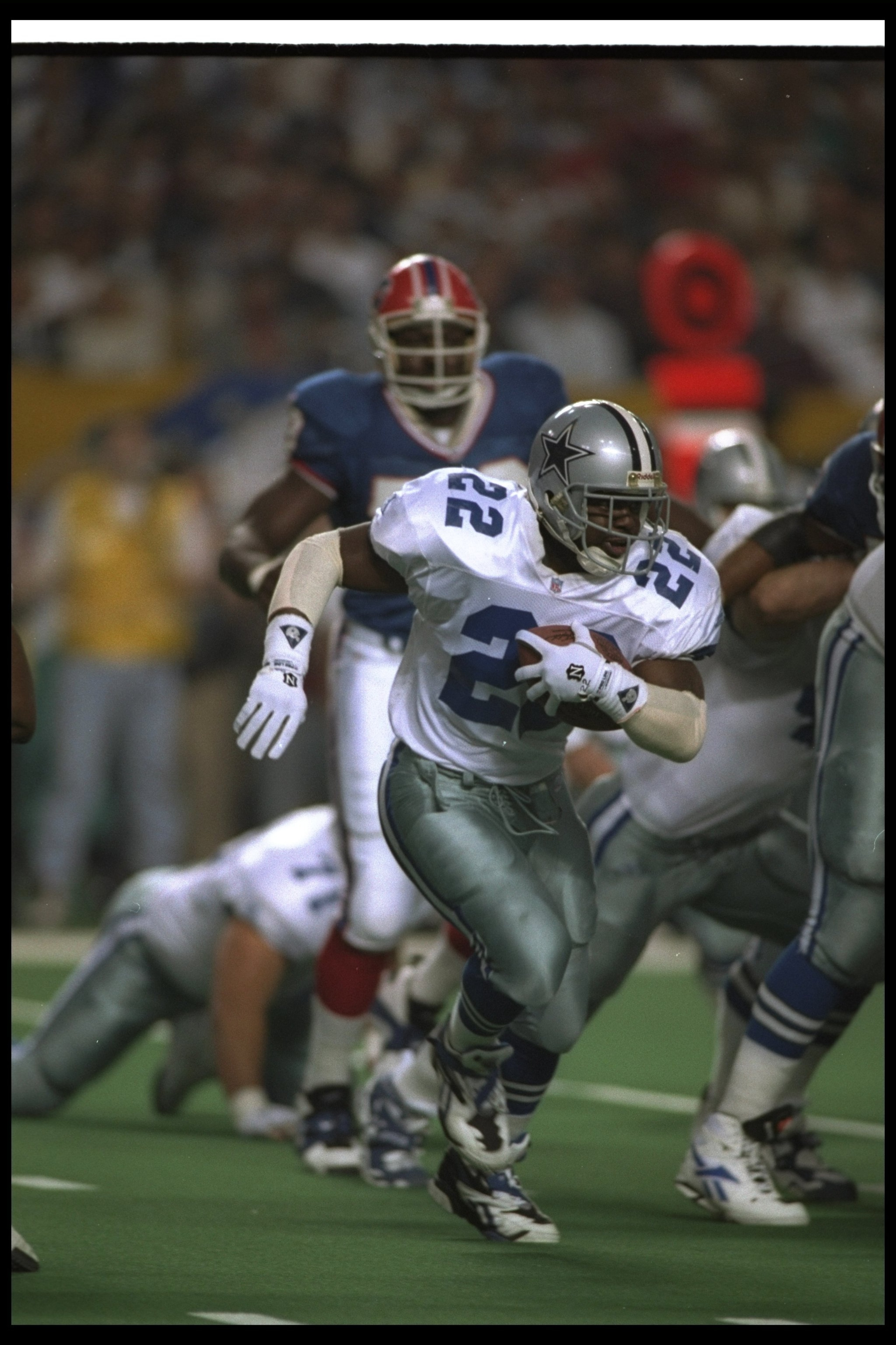 30 Jan 1994:  Running back Emmitt Smith of the Dallas Cowboys runs the ball during the first quarter of Super Bowl XXVIII against the Buffalo Bills at the Georgia Dome in Atlanta, Georgia.  The Cowboys won the game, 30-13. Mandatory Credit: Jonathan Danie