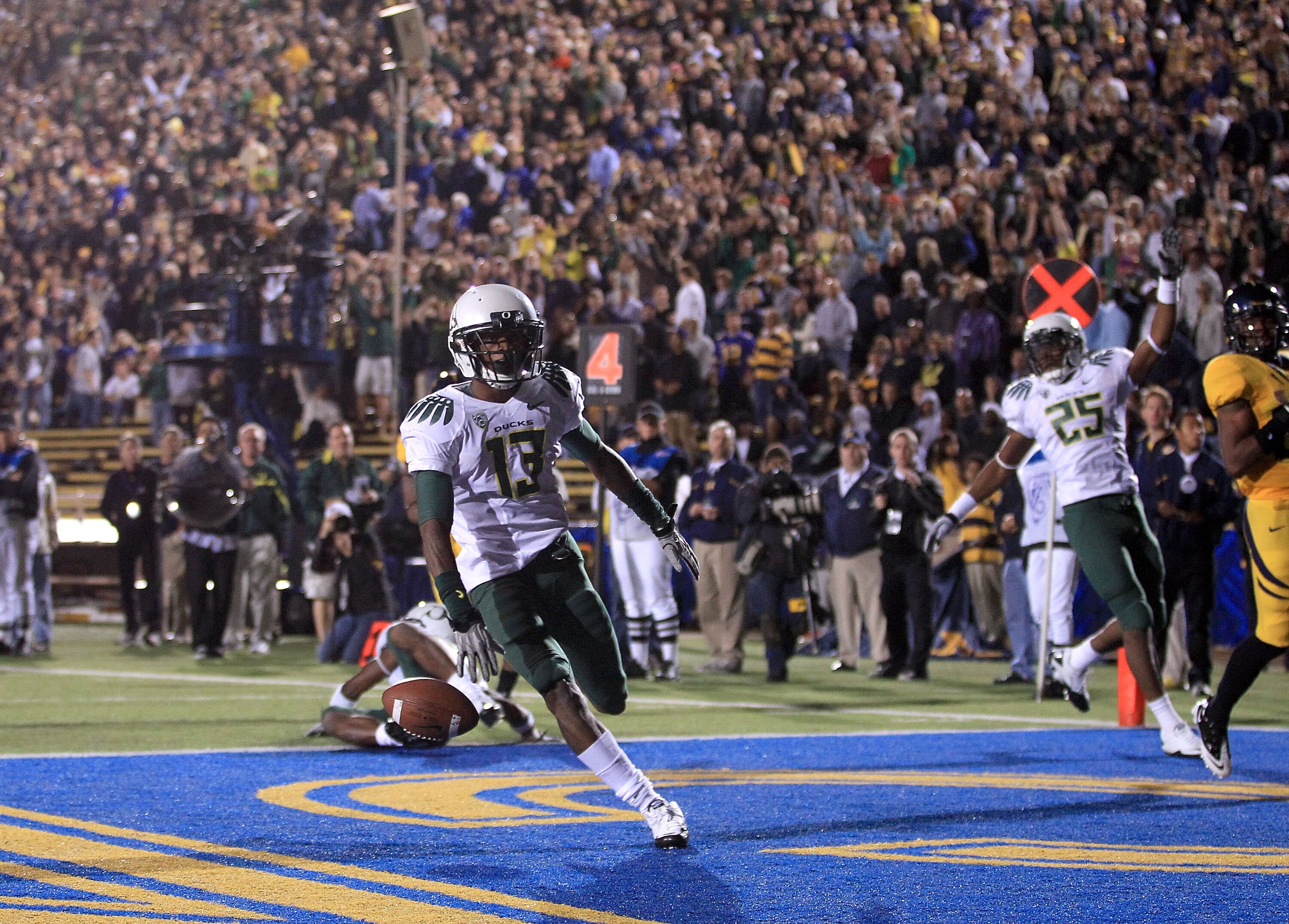 BERKELEY, CA - NOVEMBER 13:  Cliff Harris #13 of the Oregon Ducks returns a punt for a touchdown against the California Golden Bears  at California Memorial Stadium on November 13, 2010 in Berkeley, California.  (Photo by Ezra Shaw/Getty Images)