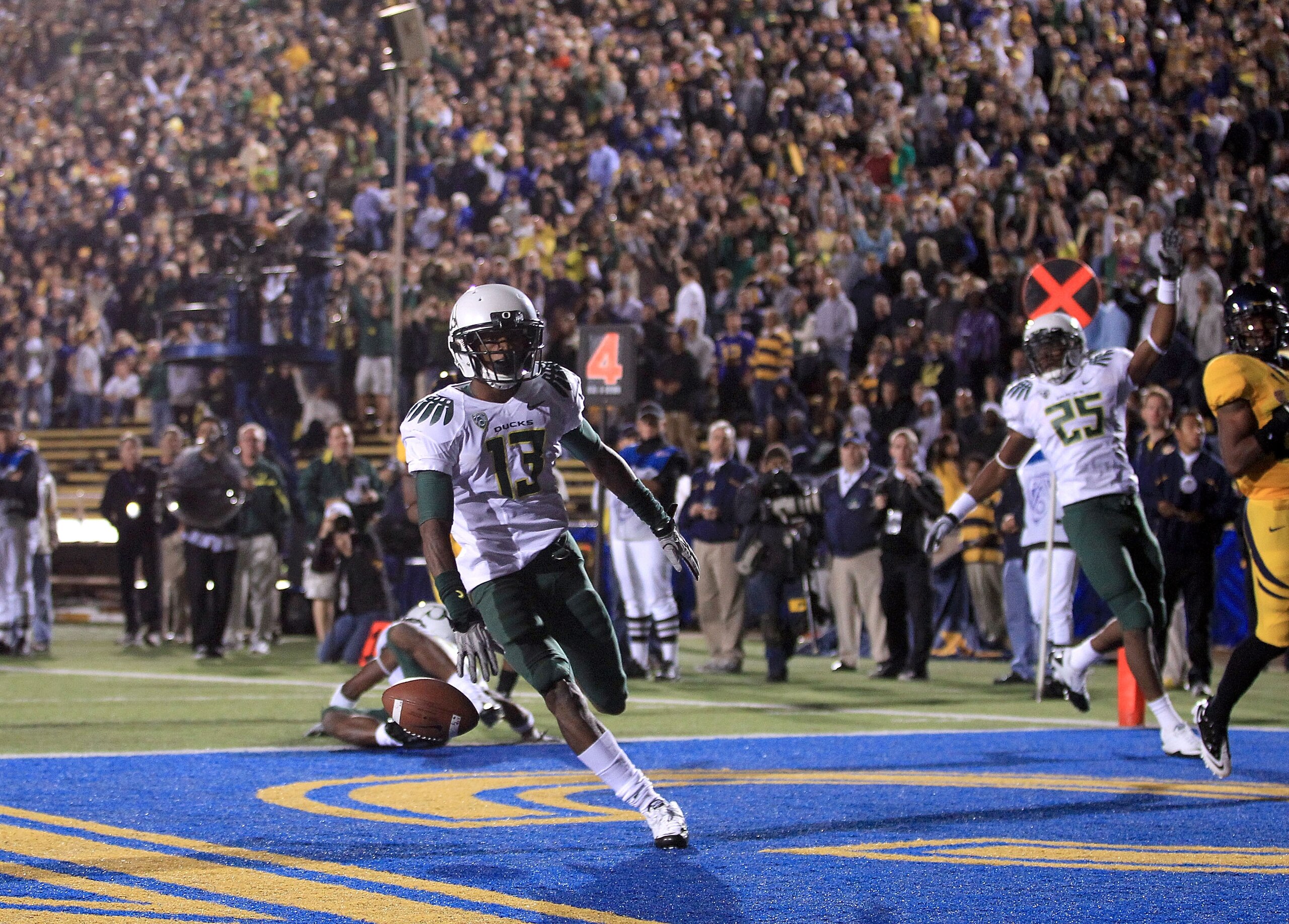 BERKELEY, CA - NOVEMBER 13:  Cliff Harris #13 of the Oregon Ducks returns a punt for a touchdown against the California Golden Bears  at California Memorial Stadium on November 13, 2010 in Berkeley, California.  (Photo by Ezra Shaw/Getty Images)