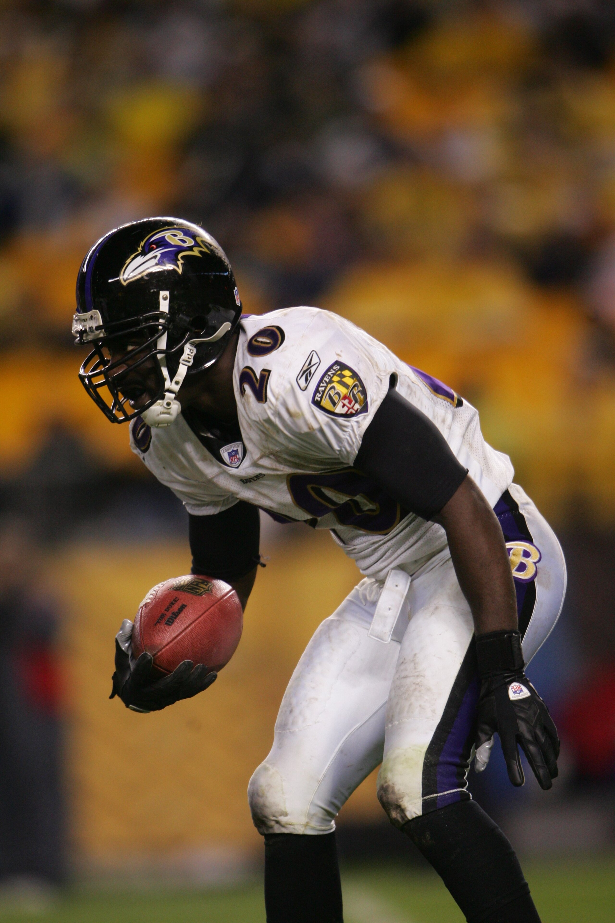 PITTSBURGH - NOVEMBER 5:  Ed Reed #20 of the Baltimore Ravens looks upfield against the Pittsburgh Steelers on November 5, 2007 at Heinz Field in Pittsburgh, Pennsylvania. (Photo by Chris McGrath/Getty Images)