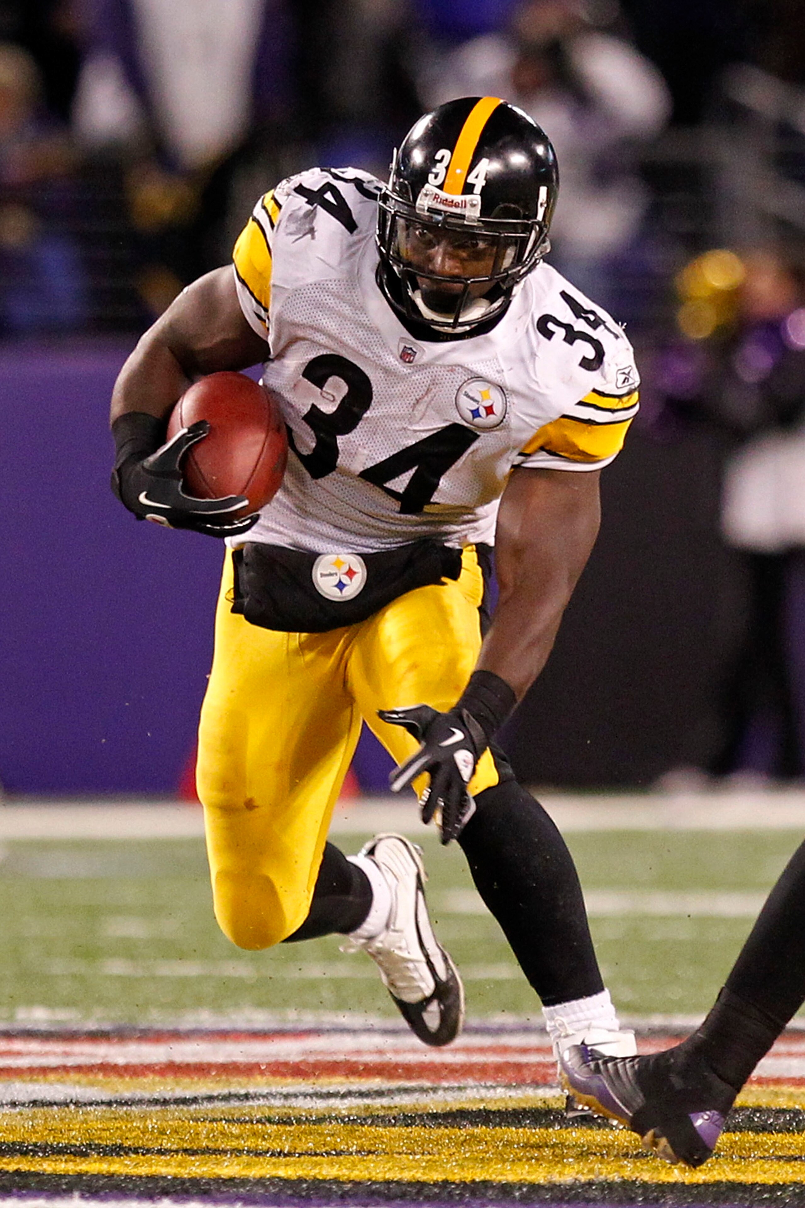 BALTIMORE, MD - DECEMBER 05: Rashard Mendenhall #34 of the Pittsburgh Steelers runs with the ball against the Baltimore Ravens at M&T Bank Stadium on December 5, 2010 in Baltimore, Maryland. (Photo by Geoff Burke/Getty Images) BALTIMORE, MD - DECEMBER 05: Rashard Mendenhall #34 of the Pittsburgh Steelers runs with the ball against the Baltimore Ravens at M&T Bank Stadium on December 5, 2010 in Baltimore, Maryland. (Photo by Geoff Burke/Getty Images)