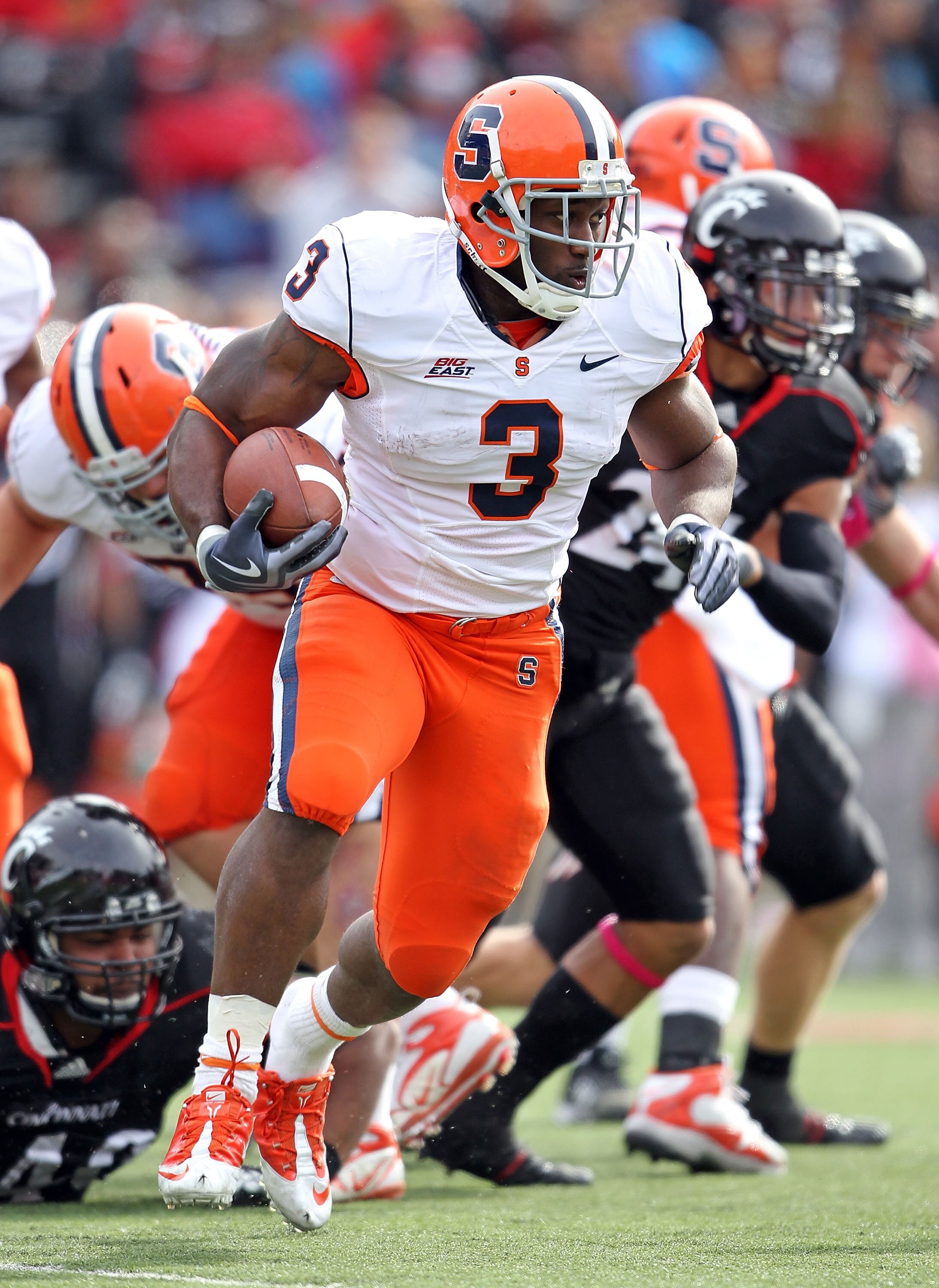 CINCINNATI - OCTOBER 30:  Delone Carter #3 of the Syracuse Orange runs with the ball during the Big East Conference game against the Cincinnati Bearcats at Nippert Stadium on October 30, 2010 in Cincinnati, Ohio.  (Photo by Andy Lyons/Getty Images)