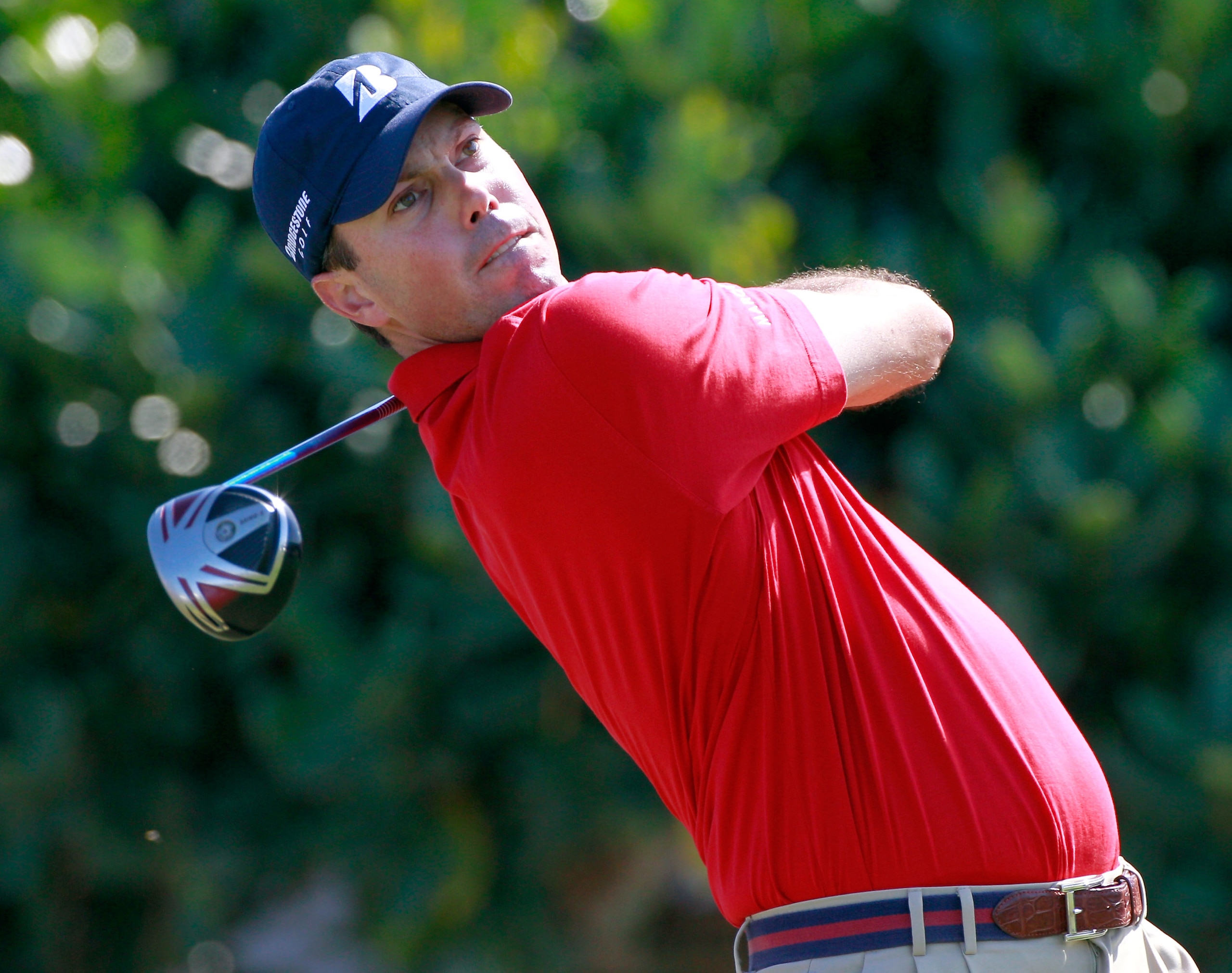 KAPALUA, HI - JANUARY 09:  Matt Kuchar hits a shot on the 1st hole during the final round of the Hyundai Tournament of Champions at the Plantation course on January 9, 2011 in Kapalua, Hawaii.  (Photo by Sam Greenwood/Getty Images)