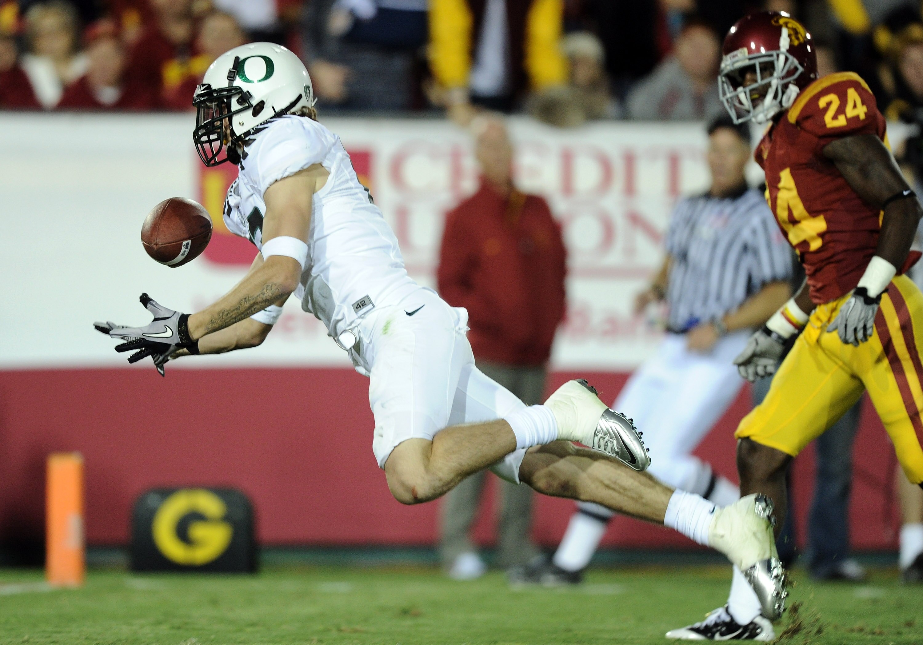 LOS ANGELES, CA - OCTOBER 30:  Jeff Maehl #23 of the Oregon Ducks dives to make his second touchdown catch of the game for a 22-17 lead over the USC Trojans during the second quarter at Los Angeles Memorial Coliseum on October 30, 2010 in Los Angeles, Cal
