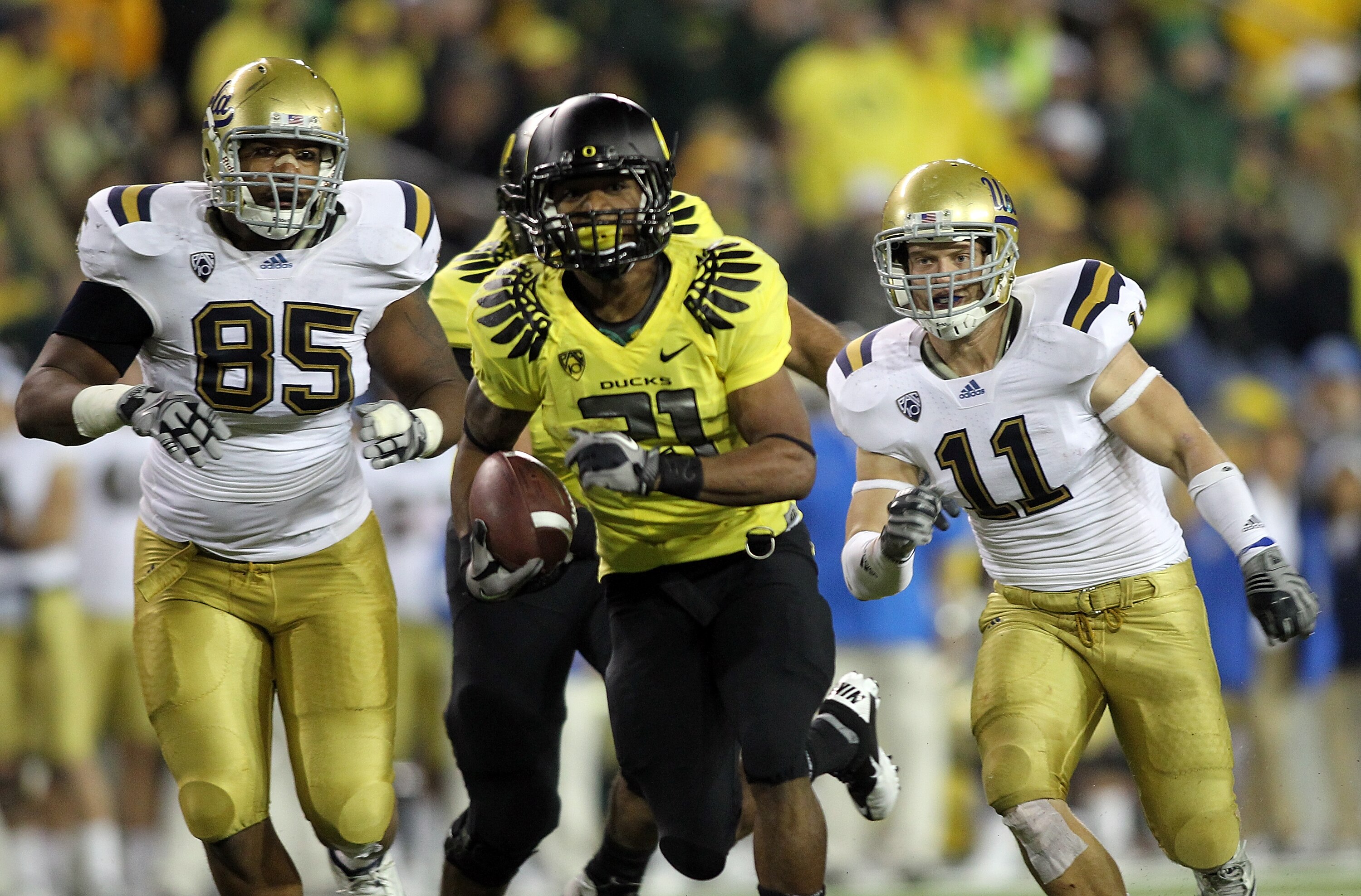 EUGENE, OR - OCTOBER 21:  LaMichael James #21 of the Oregon Ducks runs the ball against the UCLA Bruins on October 21, 2010 at the Autzen Stadium in Eugene, Oregon.  (Photo by Jonathan Ferrey/Getty Images)