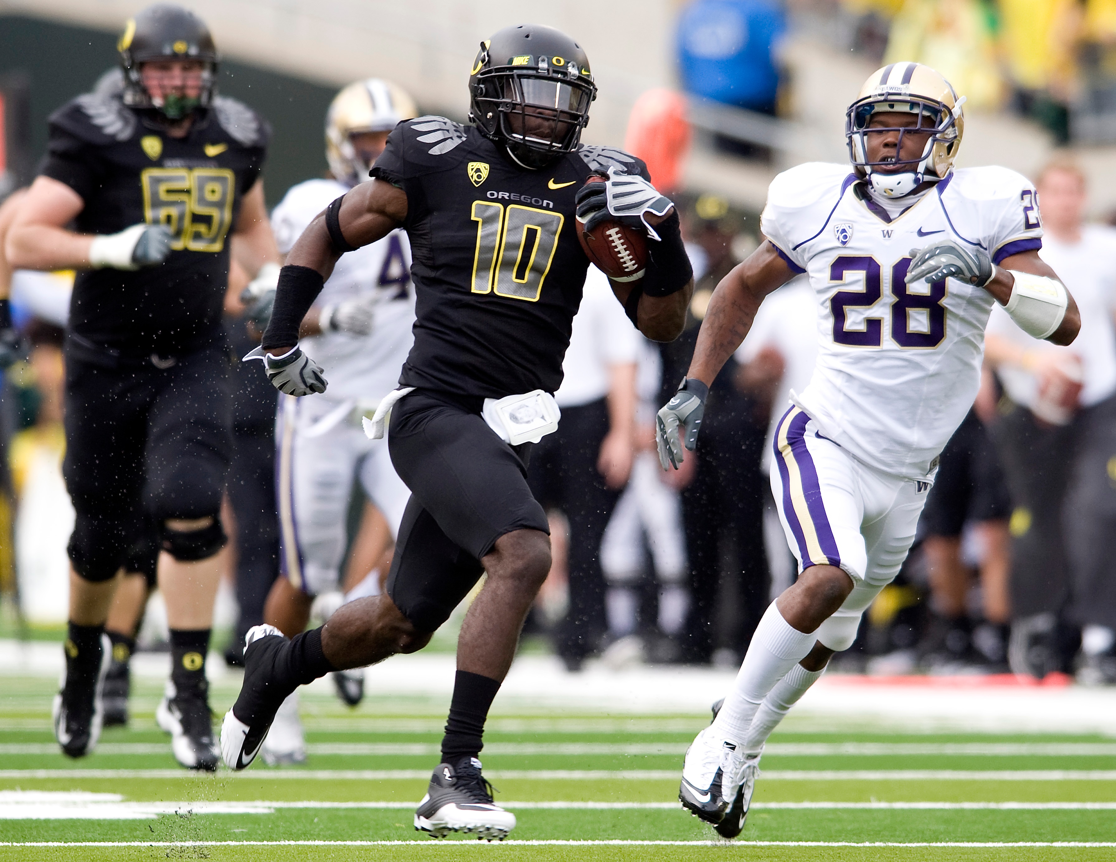EUGENE, OR - NOVEMBER 06: Wide receiver D.J. Davis #10 of the Oregon Ducks runs after making a reception as cornerback Quinton Richardson #28 of the Washington Huskies gives chase in the third quarter of the game at Autzen Stadium on November 6, 2010 in E