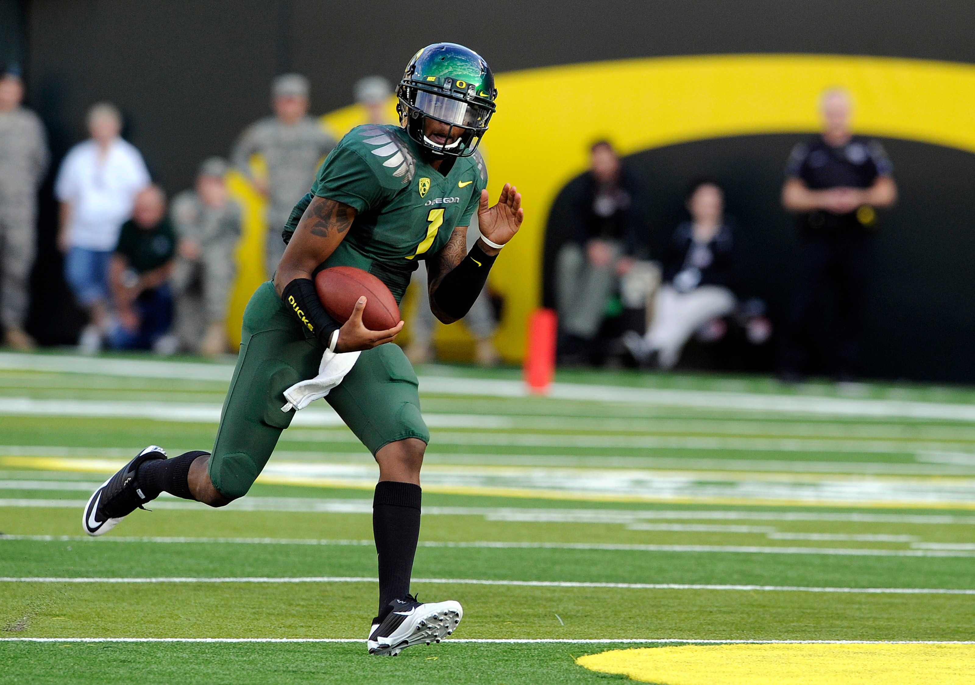 EUGENE, OR - OCTOBER 2: Quarterback Darron Thomas #1 of the Oregon Ducks runs with the ball in the first quarter of the game against the Stanford Cardinal at Autzen Stadium on October 2, 2010 in Eugene, Oregon. (Photo by Steve Dykes/Getty Images)
