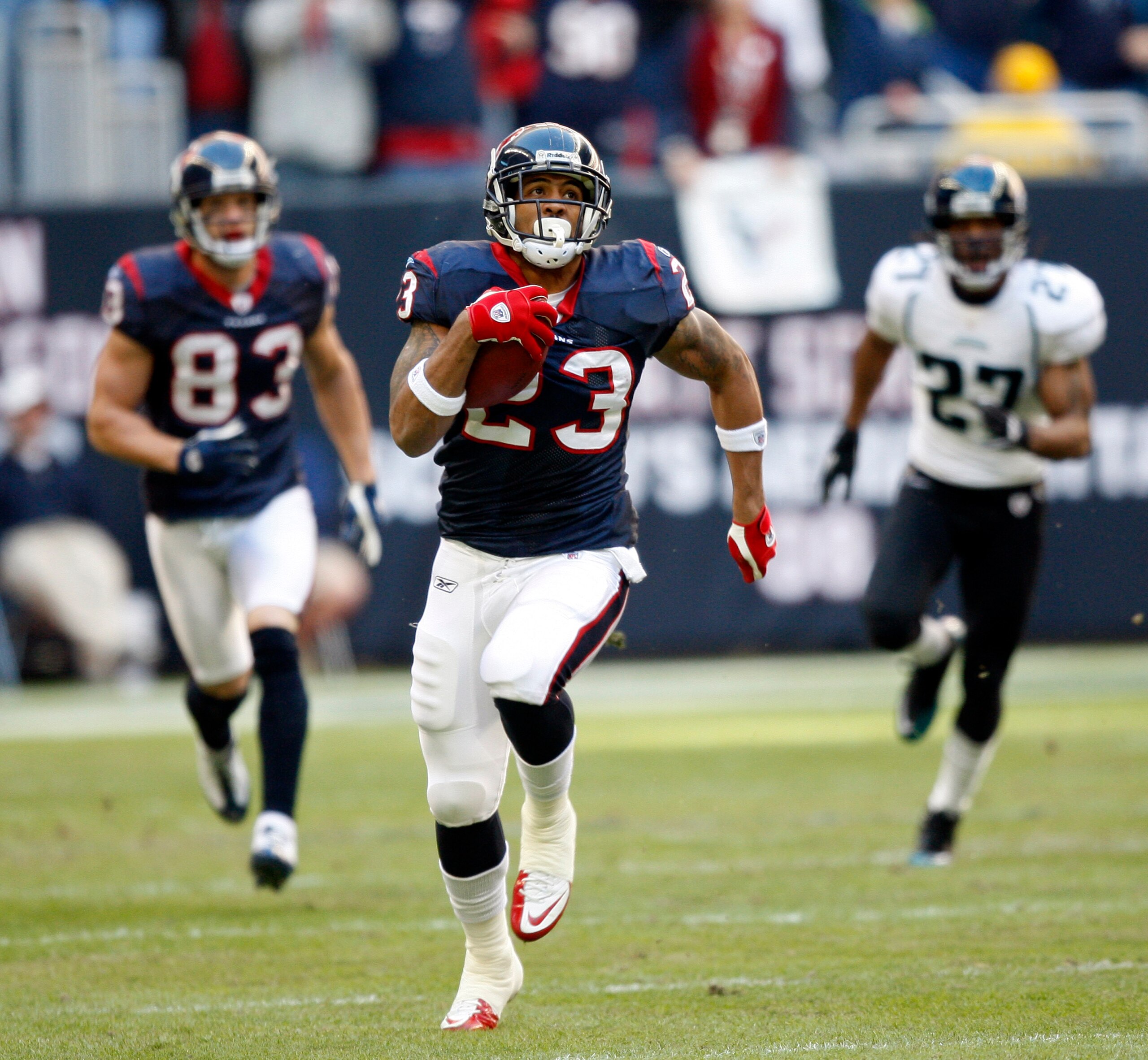 HOUSTON - JANUARY 02: Running back Arian Foster #23 of the Houston Texans rushes for major yards against the Jacksonville Jaguars at Reliant Stadium on January 2, 2011 in Houston, Texas. (Photo by Bob Levey/Getty Images) HOUSTON - JANUARY 02: Running back Arian Foster #23 of the Houston Texans rushes for major yards against the Jacksonville Jaguars at Reliant Stadium on January 2, 2011 in Houston, Texas. (Photo by Bob Levey/Getty Images)