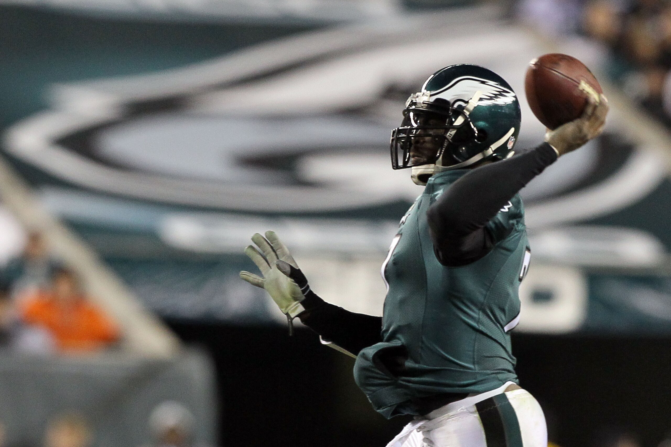 PHILADELPHIA, PA - DECEMBER 28: Michael Vick #7 of the Philadelphia Eagles in action against the Minnesota Vikings at Lincoln Financial Field on December 26, 2010 in Philadelphia, Pennsylvania. (Photo by Jim McIsaac/Getty Images) PHILADELPHIA, PA - DECEMBER 28: Michael Vick #7 of the Philadelphia Eagles in action against the Minnesota Vikings at Lincoln Financial Field on December 26, 2010 in Philadelphia, Pennsylvania. (Photo by Jim McIsaac/Getty Images)