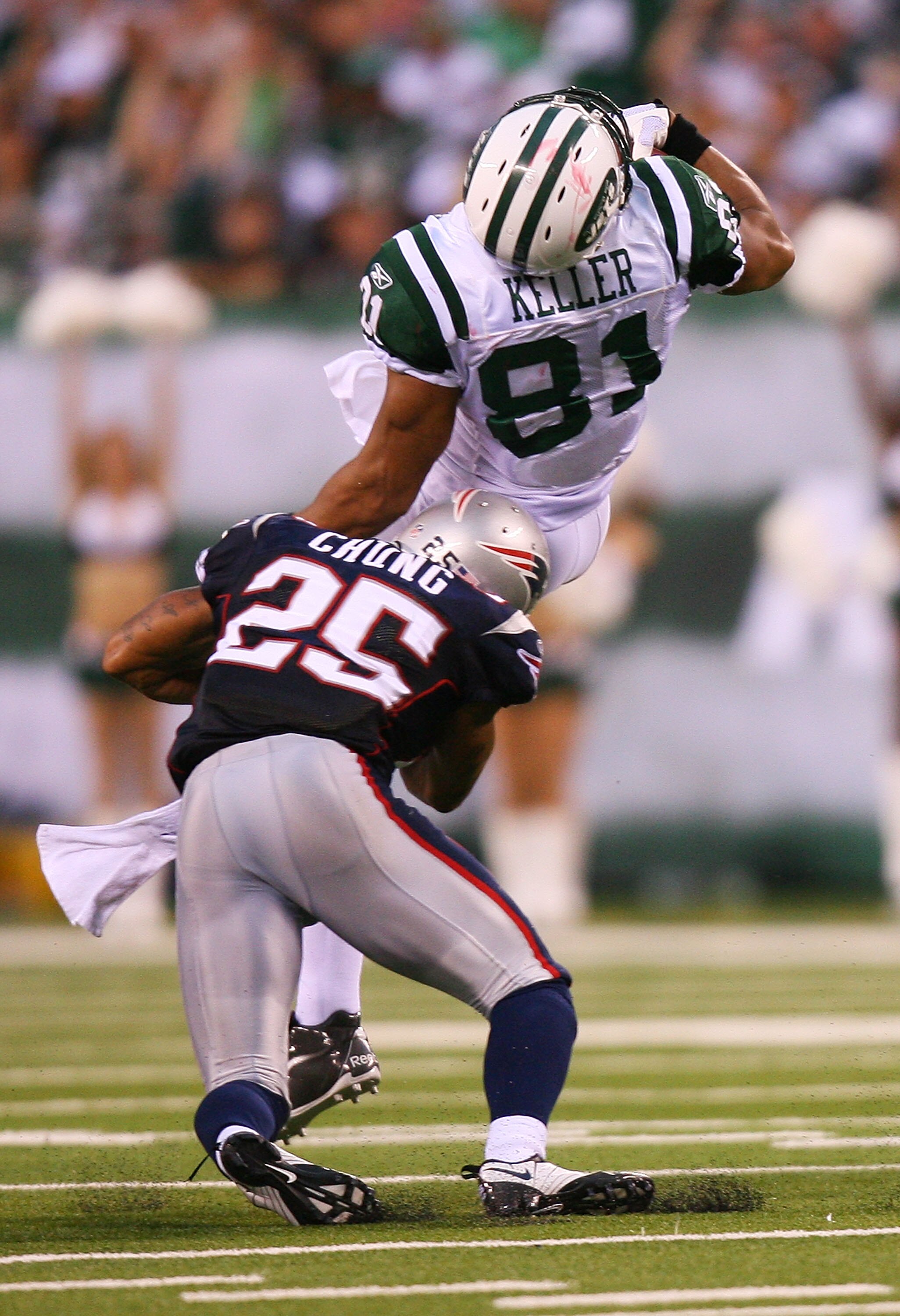 EAST RUTHERFORD, NJ - SEPTEMBER 19:  Dustin Keller #81 of the New York Jets successfully completes a catch against Patrick Chung #25 of the New England Patriots at the New Meadowlands Stadium on September 19, 2010 in East Rutherford, New Jersey. The Jets